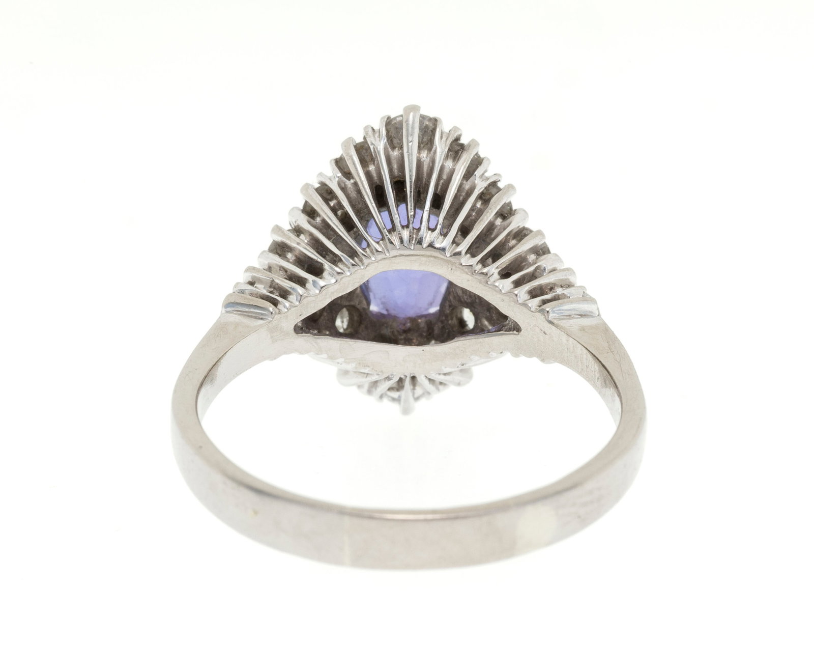 Bague or gris 750 sertie d'un saphir ovale entouré de diamants taille brillant, doigt 57-17, 6g - 3