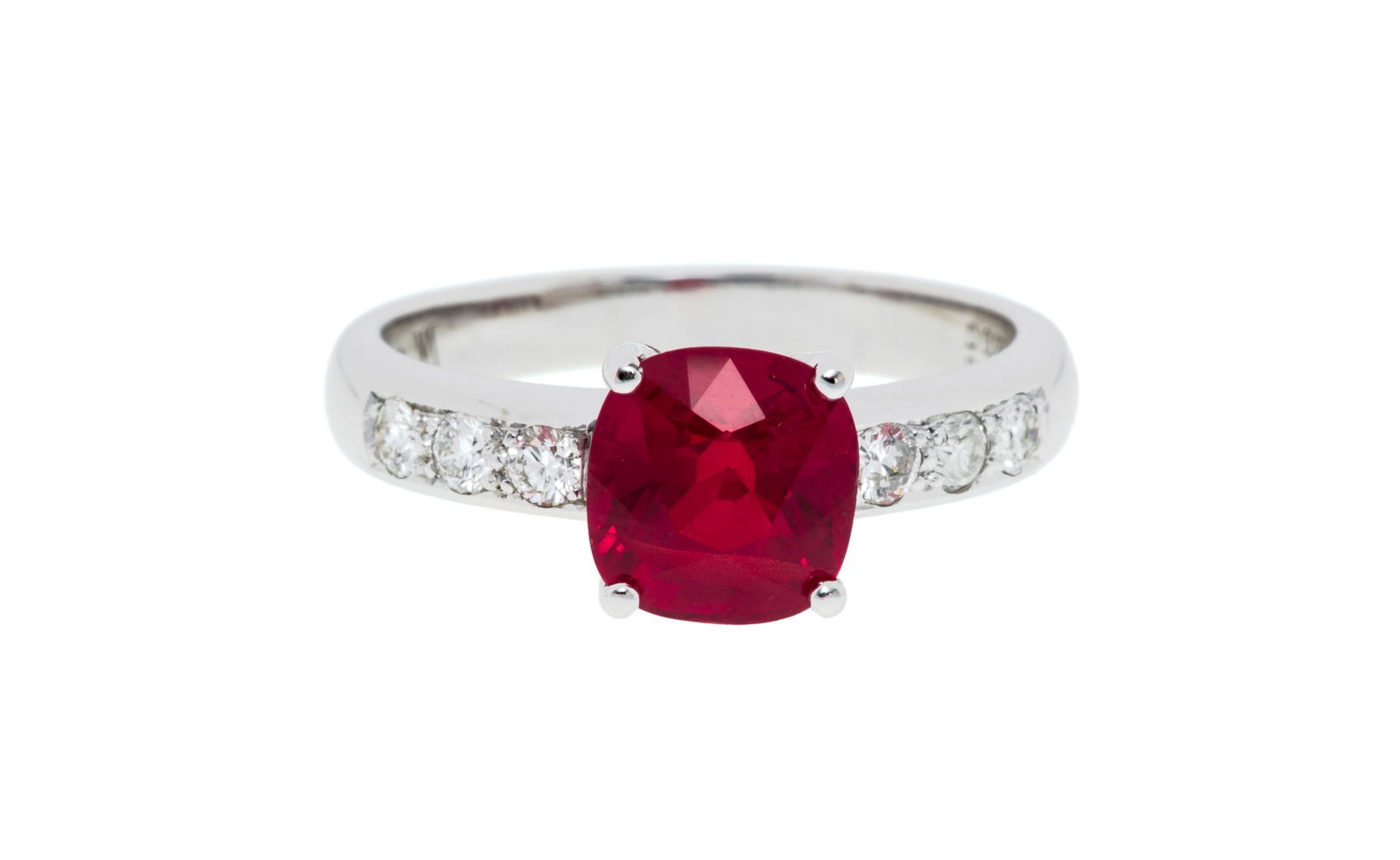 Bague or gris 750 sertie d'un rubis birman taille coussin de 2.076 carats, chauffé, selon le ra: Bague or gris 750 sertie d'un rubis birman taille coussin de 2.076 carats, chauffé, selon le rapport Bellerophon n°B21613 daté du 09/03/2024, épaulé de diamants taille