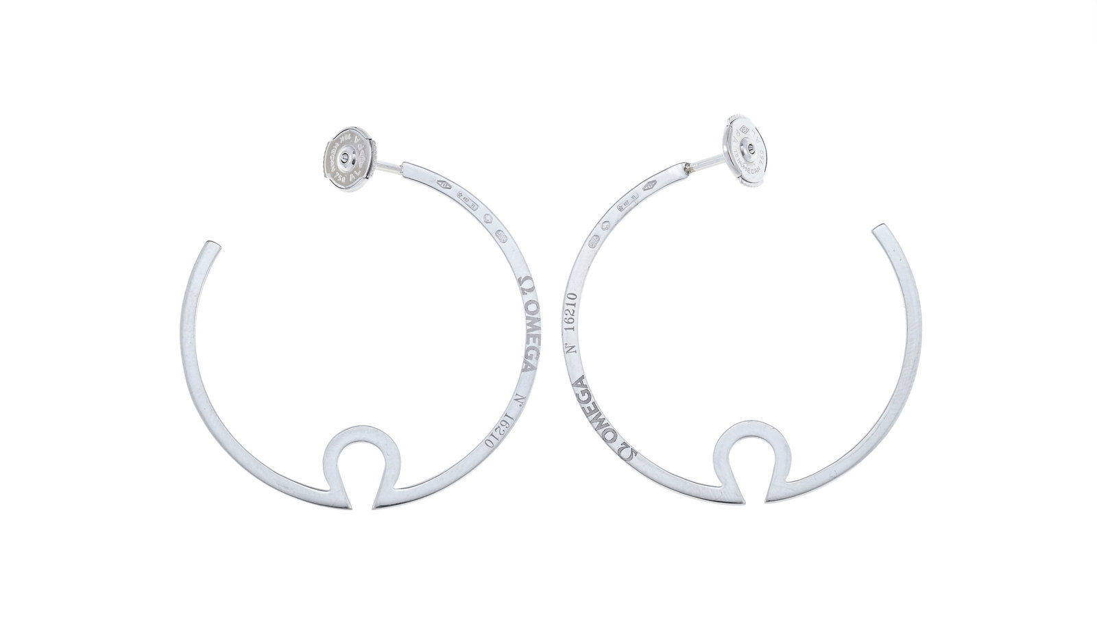Omega, paire de créoles or gris 750 partiellement serties de diamants taille brillant, sign - 2