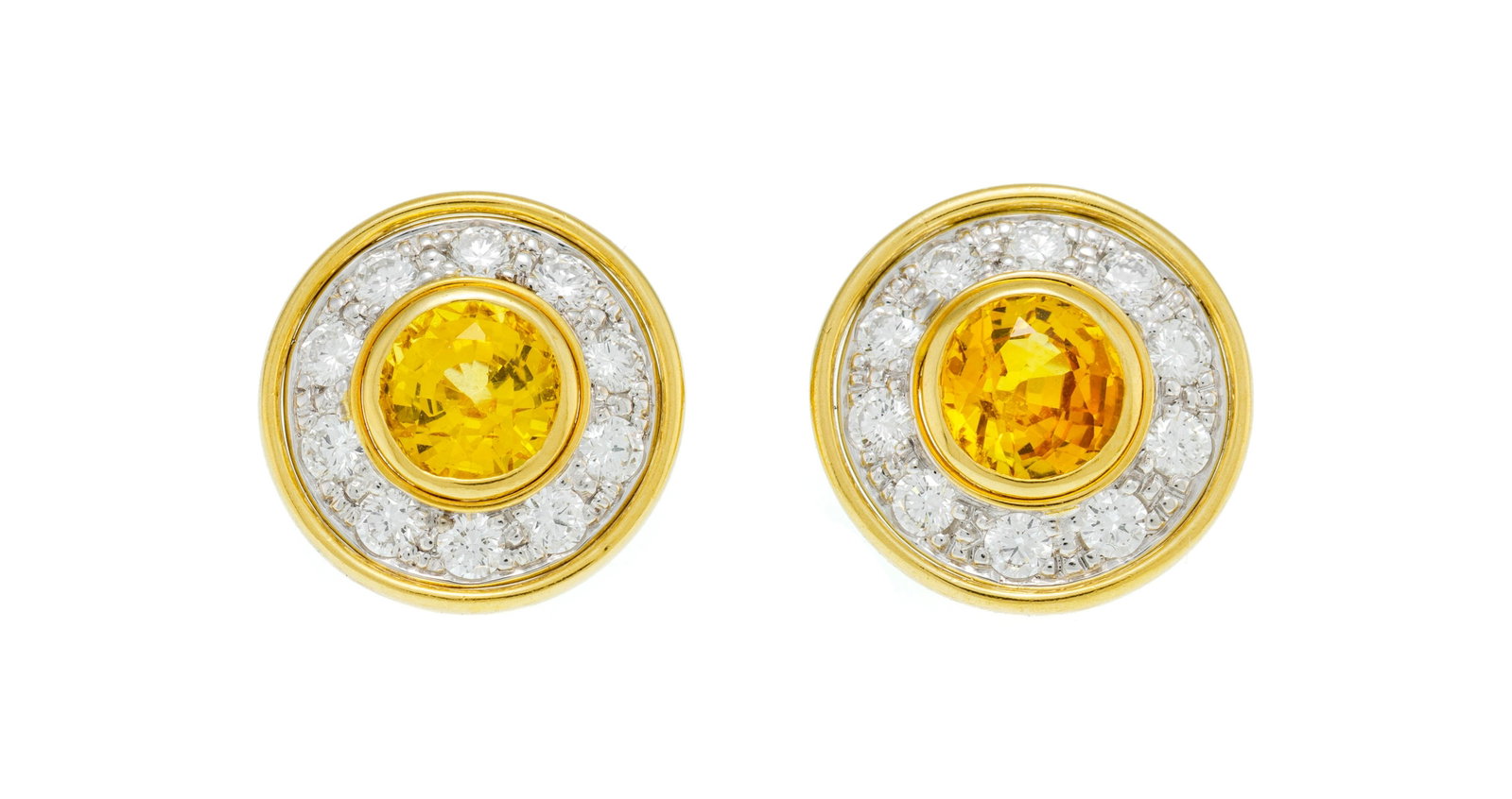 Paire de clous d'oreilles en ors 750 sertis de saphirs jaunes entourés de diamants taille brill: Paire de clous d'oreilles en ors 750 sertis de saphirs jaunes entourés de diamants taille brillant, h. 1.3 cm, 5g Condition Montures: Bon état de conservation général.