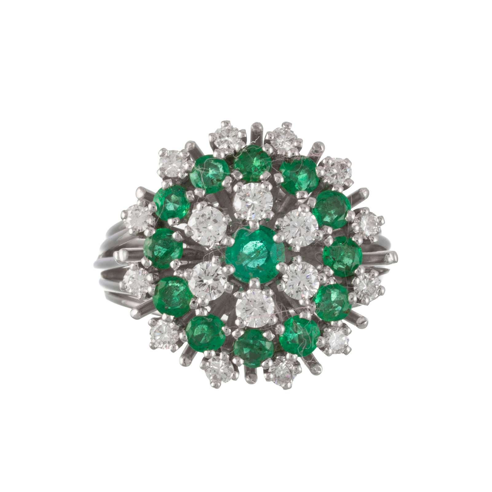 Bague or gris 750 sertie de rangées d'émeraudes et de diamants taille brillant, doigt 54-1: Bague or gris 750 sertie de rangées d'émeraudes et de diamants taille brillant, doigt 54-14, 7g Condition Monture: Bon état de conservation général. Présence de rayures
