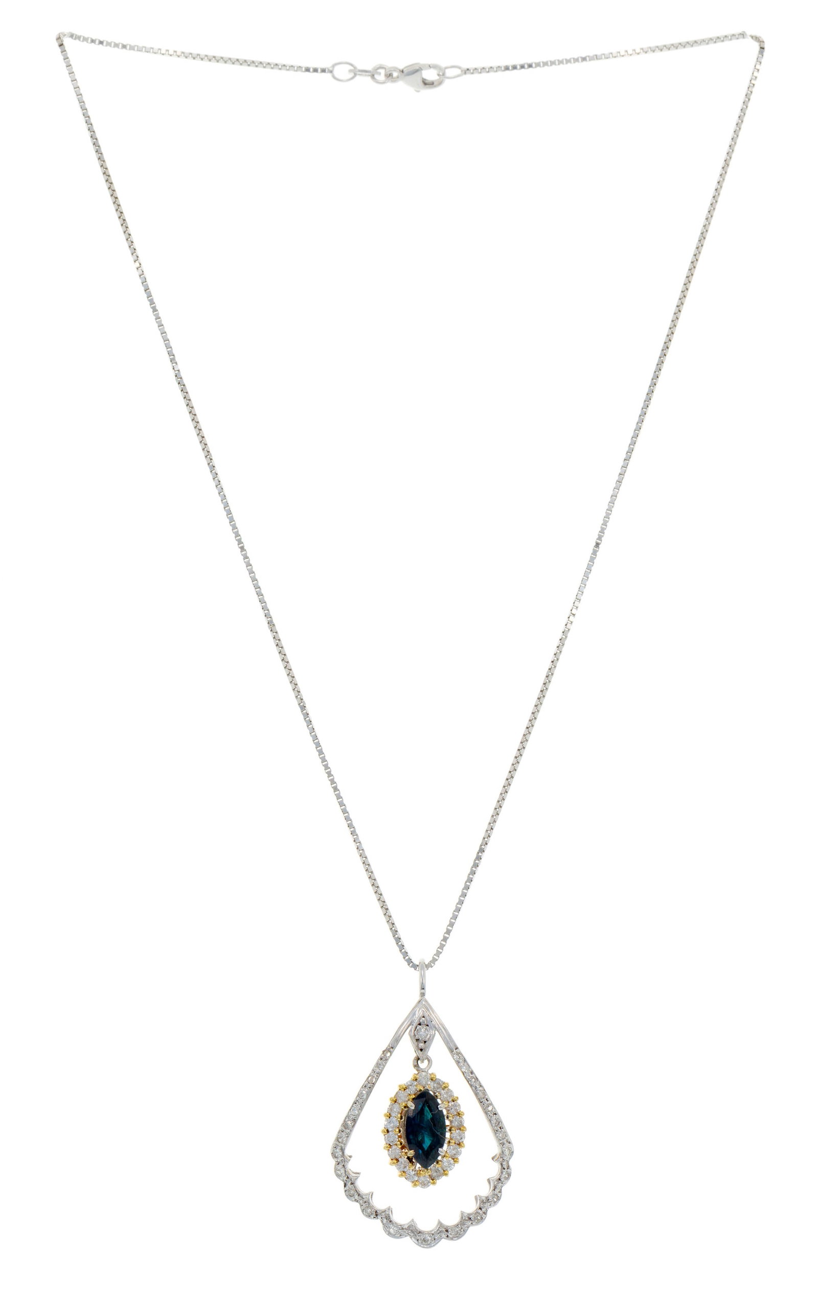 Pendentif 2 ors 750 à motif godronné serti d'un saphir taille marquise en pampille entour&: Pendentif 2 ors 750 à motif godronné serti d'un saphir taille marquise en pampille entouré de diamants taille brillant, sur une chaîne en or gris 750 à maille