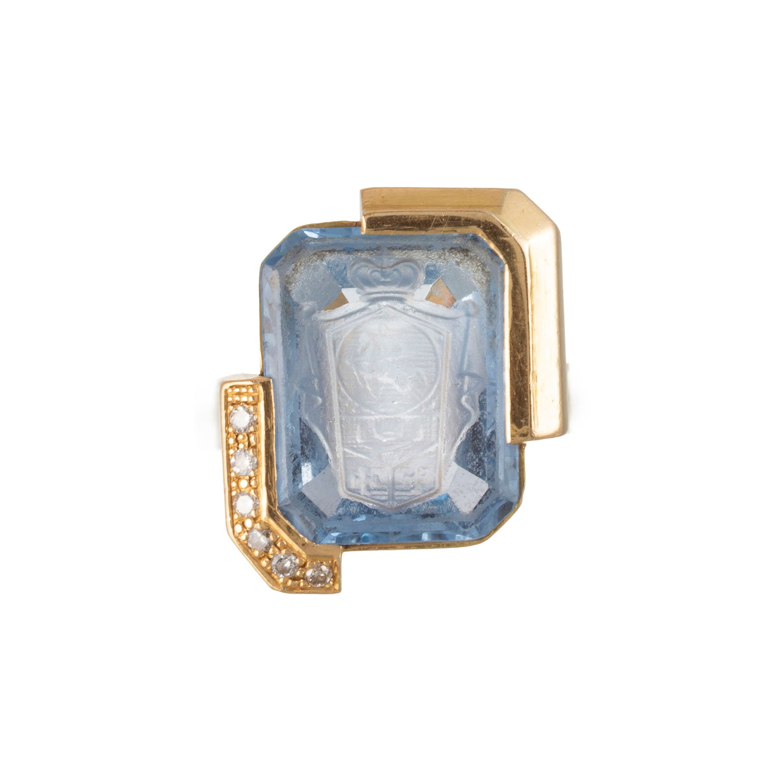 Bague or 750 ornée d'une intaille sur verre représentant des armoiries soulignées d'u: Bague or 750 ornée d'une intaille sur verre représentant des armoiries soulignées d'une ligne de diamants taille brillant, doigt 52-12, 7g Condition Etat moyen. Nombreuses