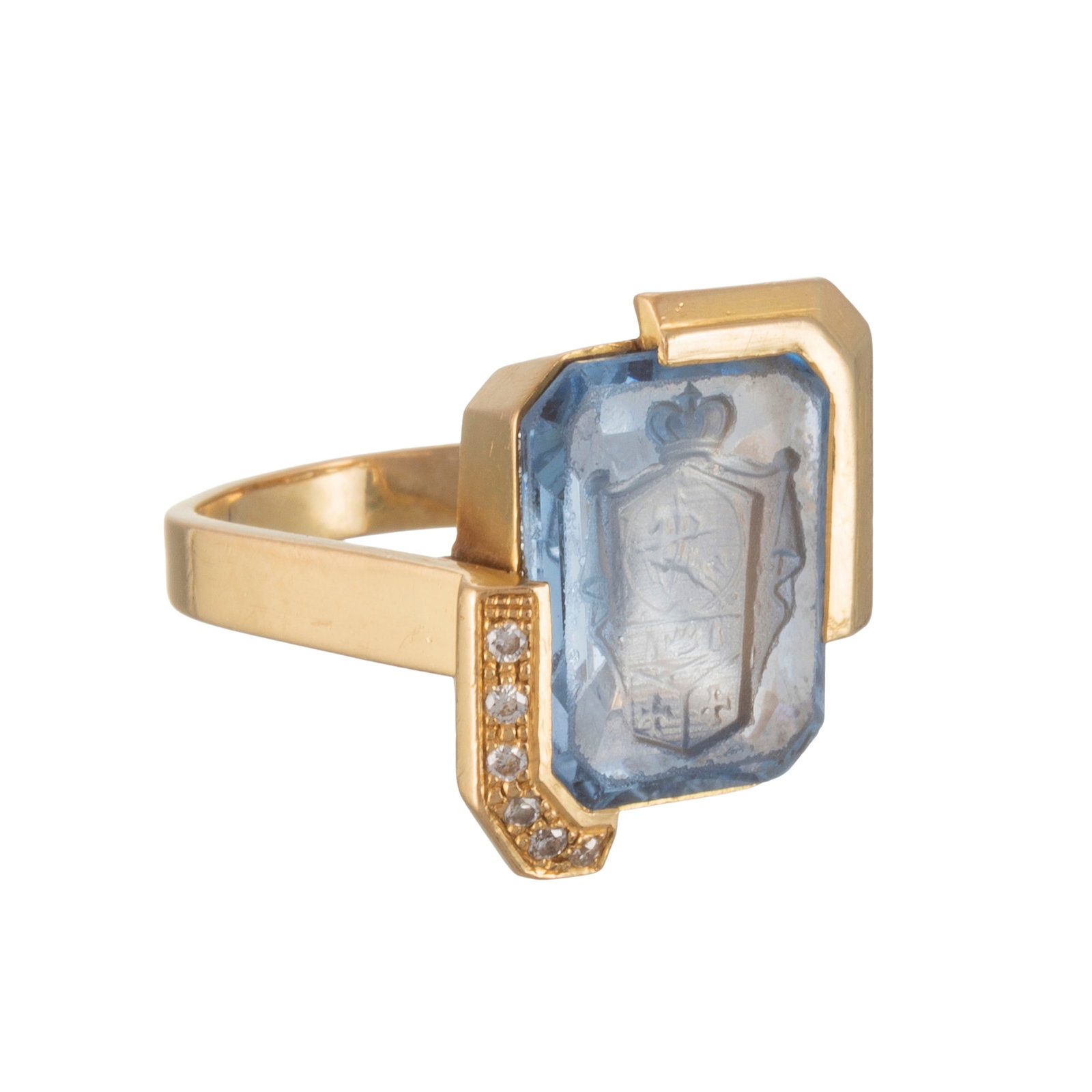 Bague or 750 ornée d'une intaille sur verre représentant des armoiries soulignées d'u - 2
