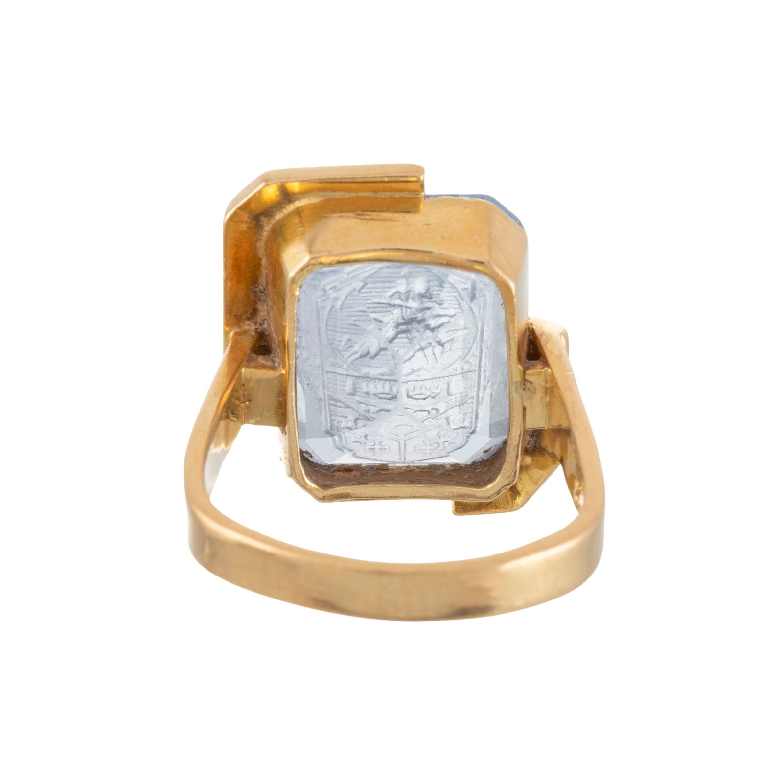 Bague or 750 ornée d'une intaille sur verre représentant des armoiries soulignées d'u - 3