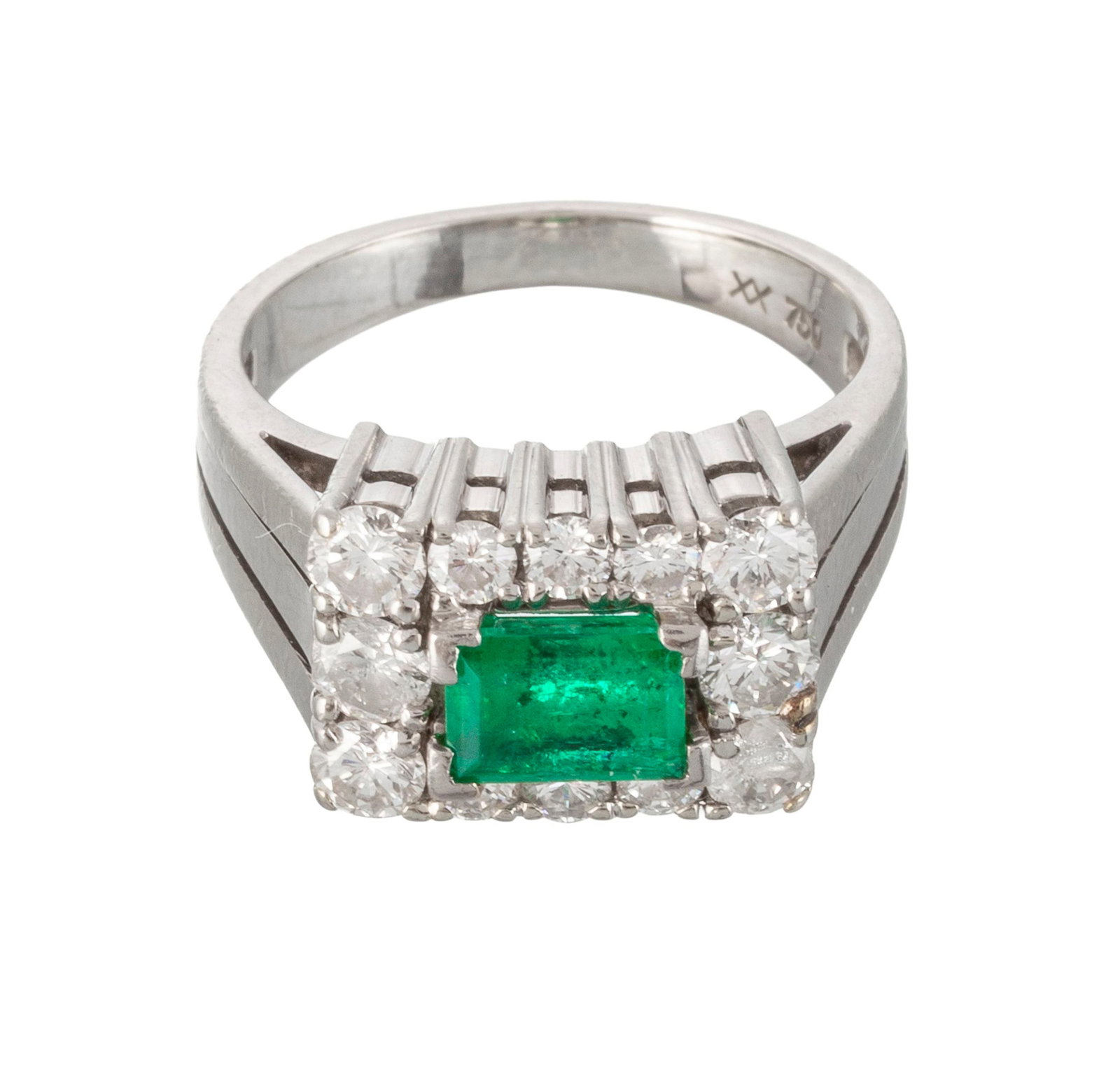 Bague or gris 750 sertie d'une émeraude taille baguette entourée de diamants taille brilla - 2