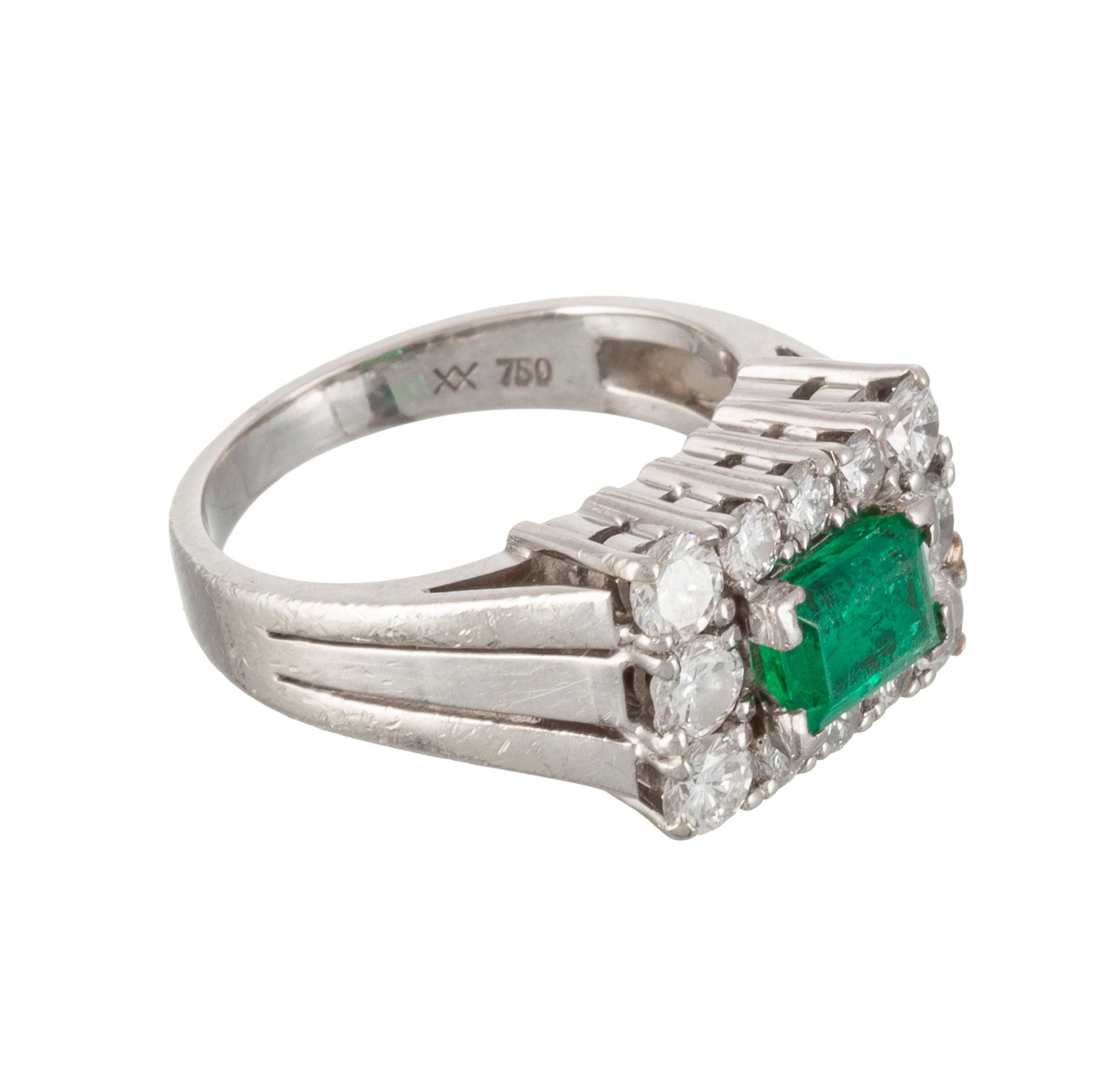 Bague or gris 750 sertie d'une émeraude taille baguette entourée de diamants taille brilla - 3