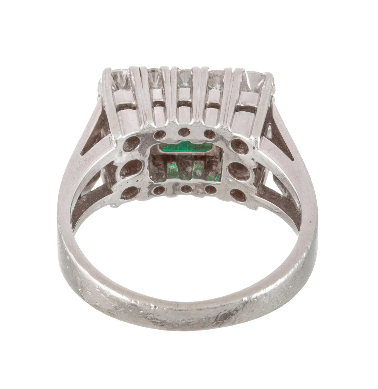 Bague or gris 750 sertie d'une émeraude taille baguette entourée de diamants taille brilla - 4