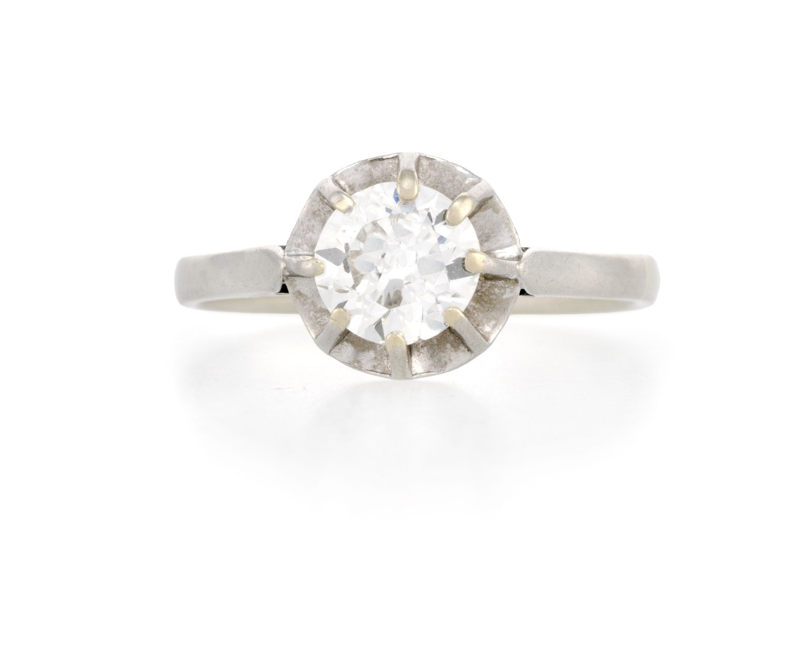 Solitaire or gris 750 serti d'un diamant taille brillant (env. 0.80 ct), doigt 52-12: Solitaire or gris 750 serti d'un diamant taille brillant (env. 0.80 ct), doigt 52-12 Condition Bon état de conservation général Présence de micro rayures et rayures d'usage norm