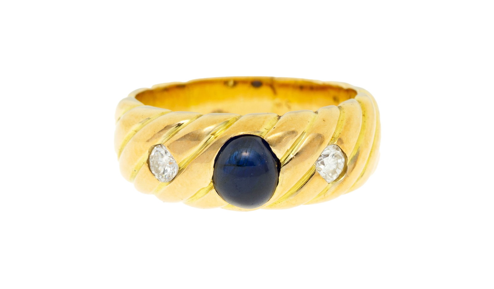 Bague en or 585 godronné sertie d'un cabochon de saphir épaulé de deux diamants taill: Bague en or 585 godronné sertie d'un cabochon de saphir épaulé de deux diamants taille brillant, doigt 53-13, 9g Condition Monture: Bon état de conservation général.