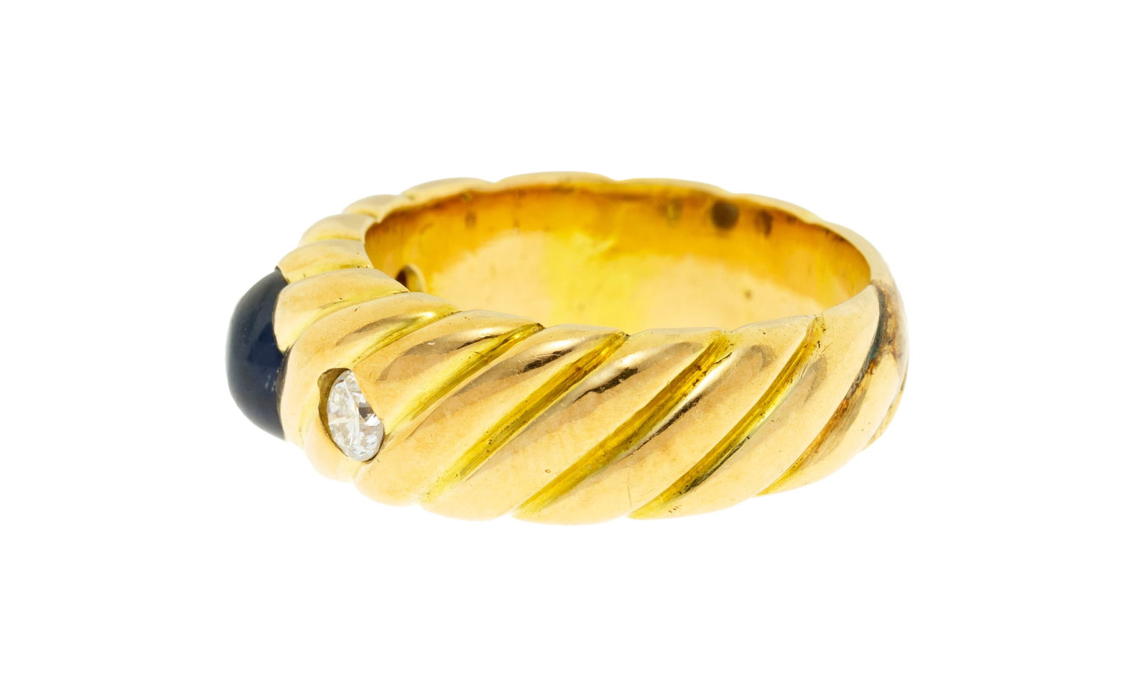 Bague en or 585 godronné sertie d'un cabochon de saphir épaulé de deux diamants taill - 2