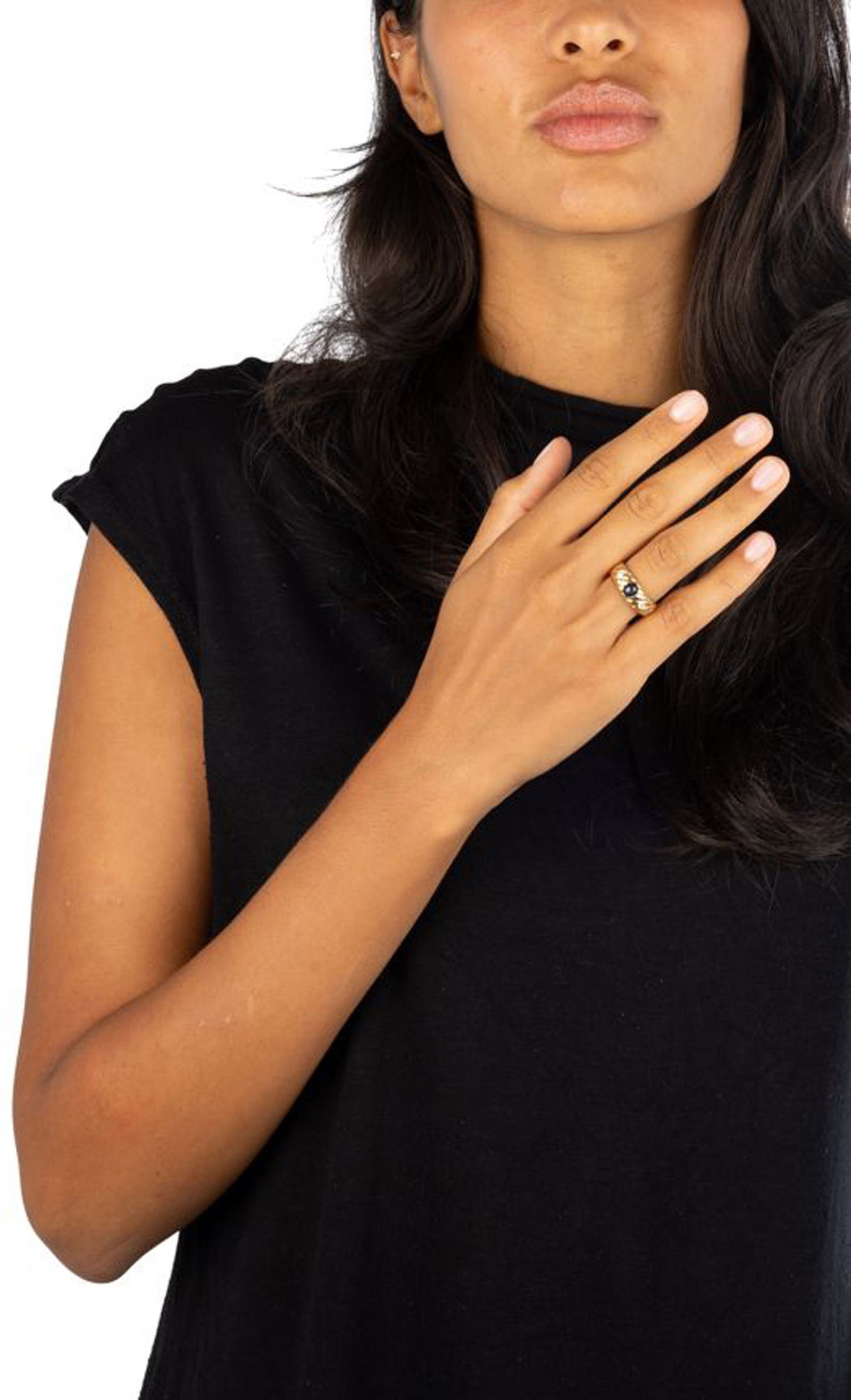 Bague en or 585 godronné sertie d'un cabochon de saphir épaulé de deux diamants taill - 4
