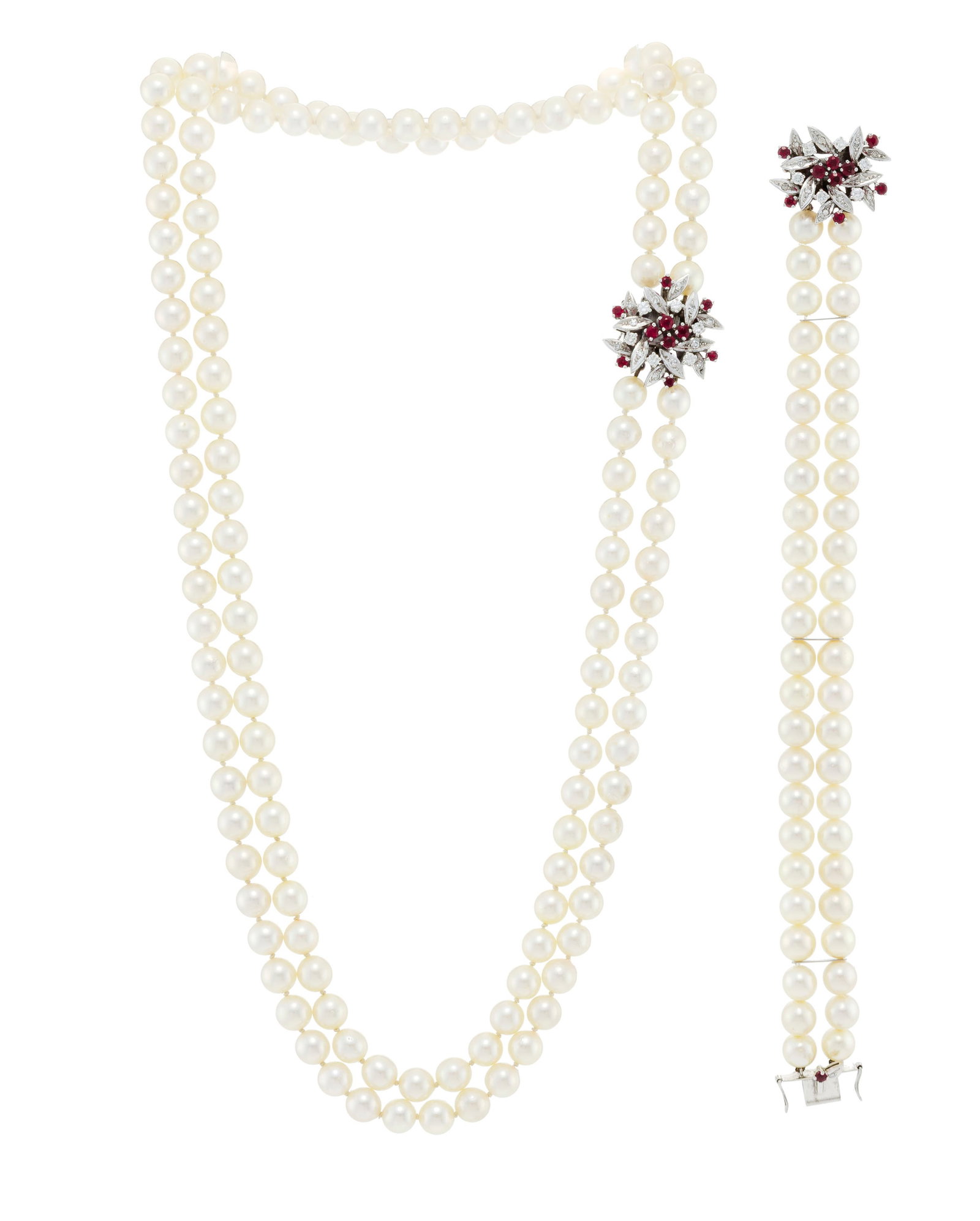 Sautoir composé d'un collier et d'un bracelet, deux rangs de perles de culture blanches, fermoi: Sautoir composé d'un collier et d'un bracelet, deux rangs de perles de culture blanches, fermoirs rosaces or gris 585 sertis de rubis taille rond et de diamants tailles brillant et 8/8, long. col