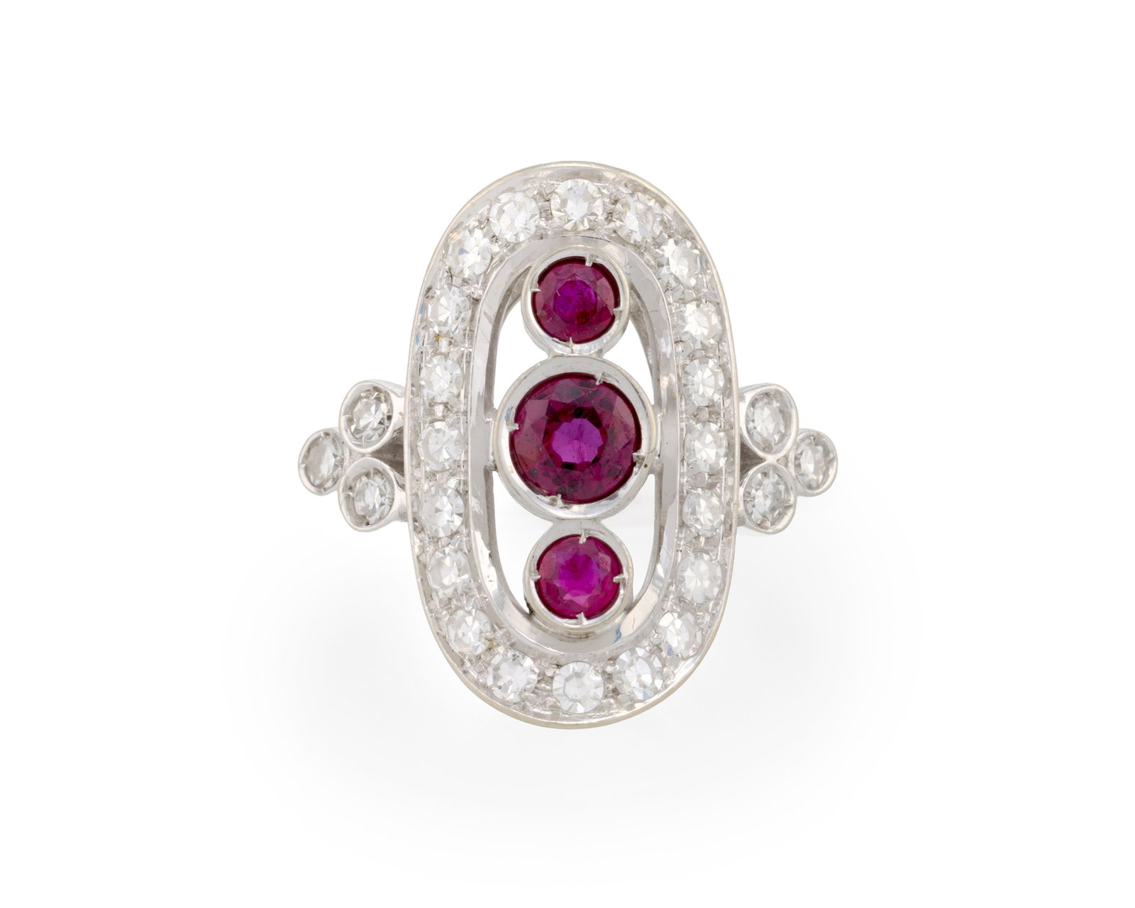 Bague or gris 750 sertie de rubis taille rond entourés et épaulés de diamants taille : Bague or gris 750 sertie de rubis taille rond entourés et épaulés de diamants taille 8/8, doigt 56-16, 7g Condition Bon état de conservation général, présence de