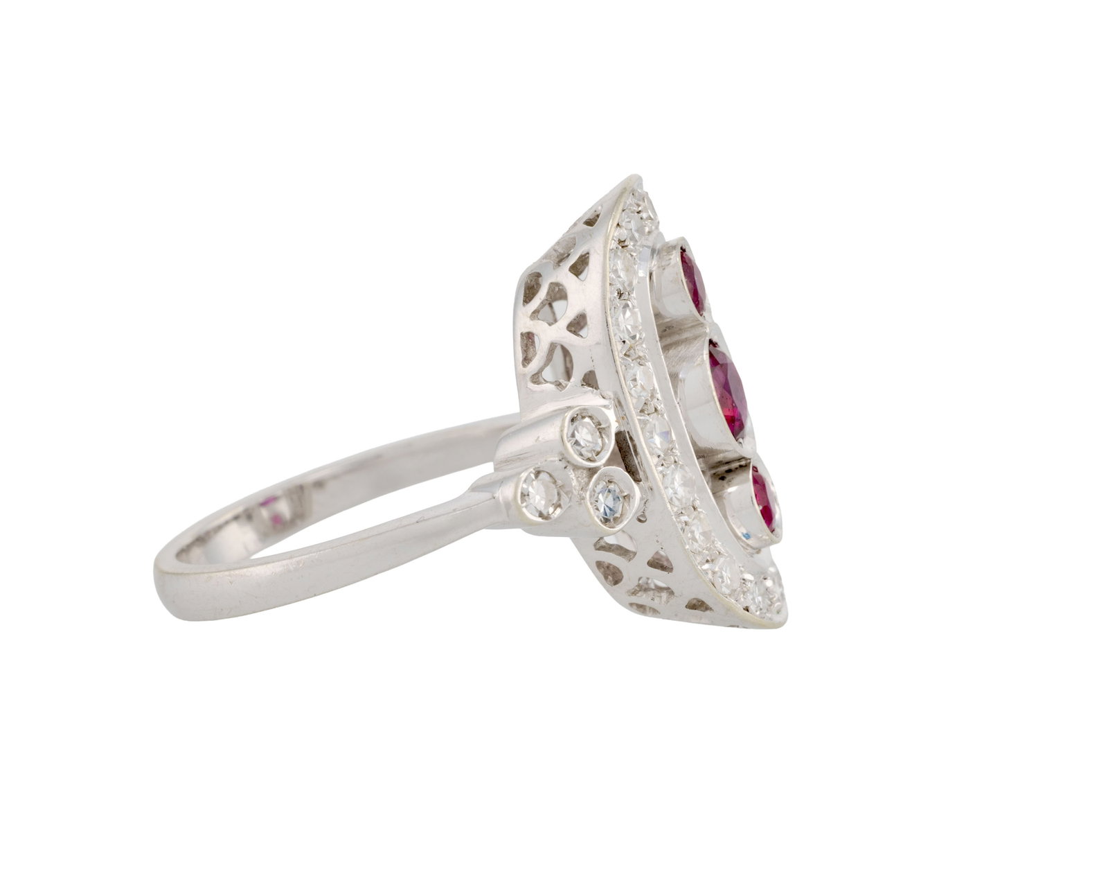 Bague or gris 750 sertie de rubis taille rond entourés et épaulés de diamants taille  - 2
