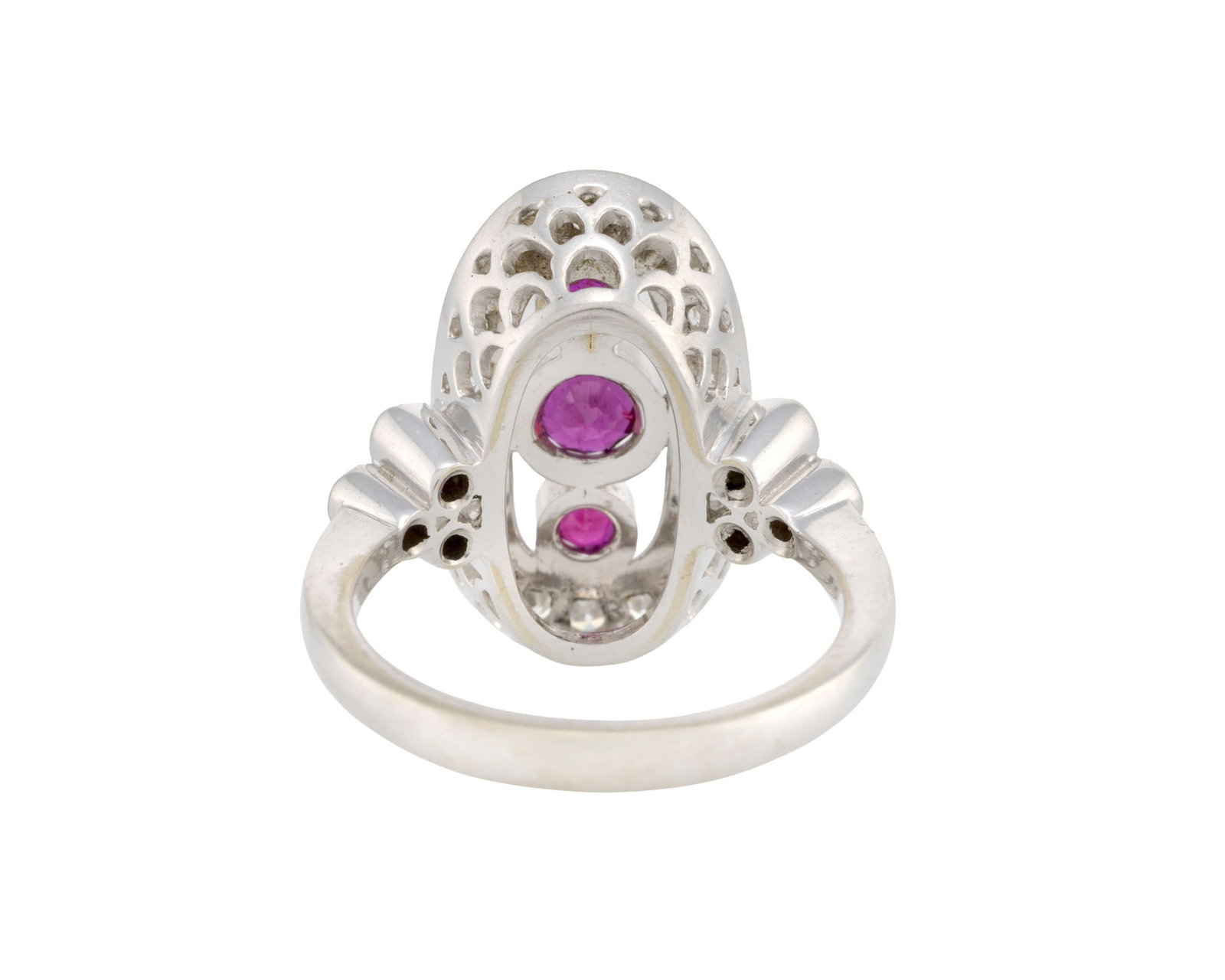Bague or gris 750 sertie de rubis taille rond entourés et épaulés de diamants taille  - 3