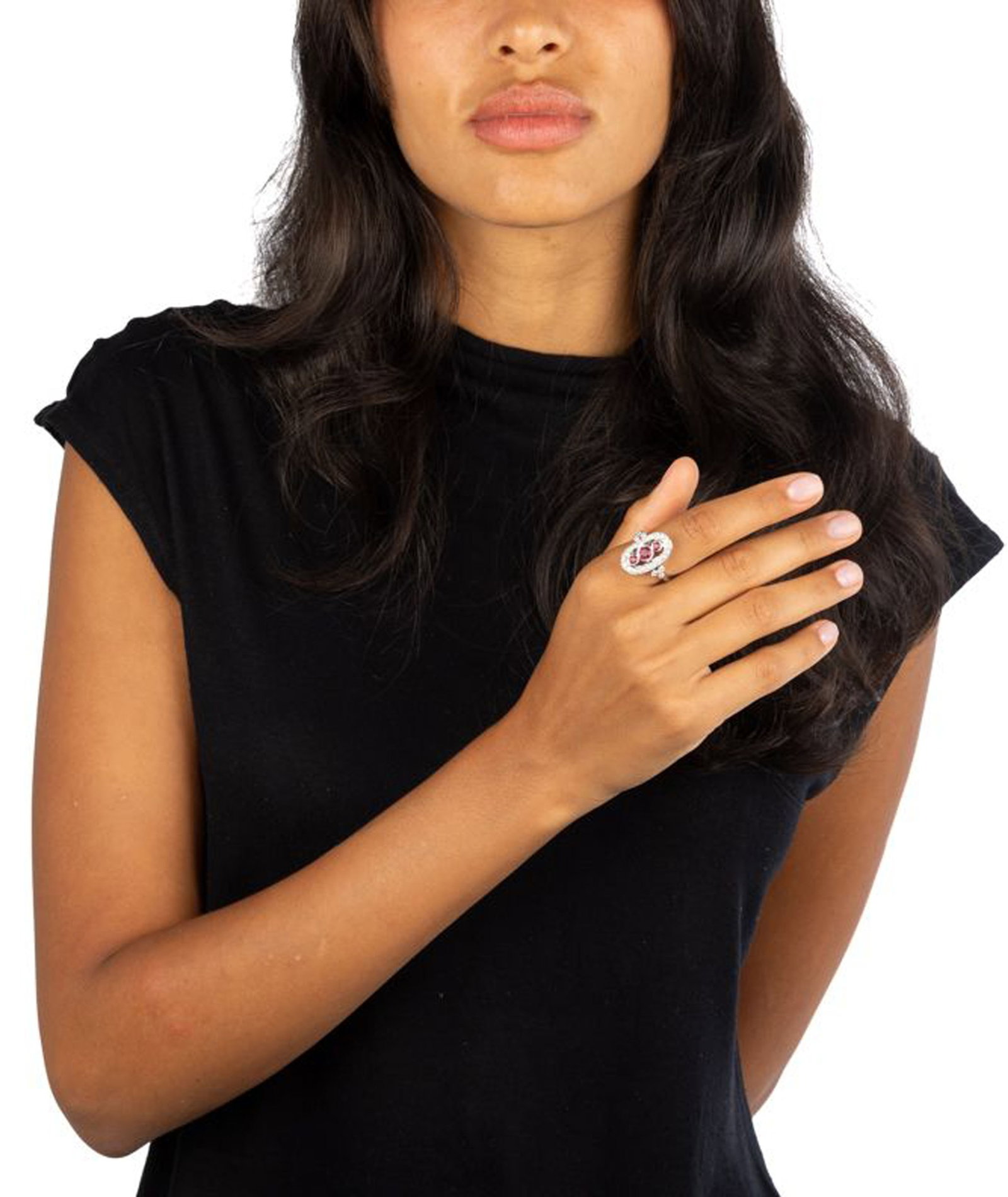 Bague or gris 750 sertie de rubis taille rond entourés et épaulés de diamants taille  - 4