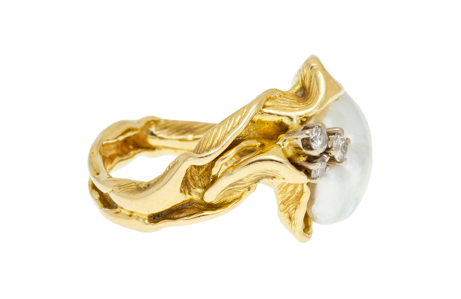 Gilbert Albert, bague or 750 froissé enserrant une perle de culture baroque rehaussée de 3 - 2