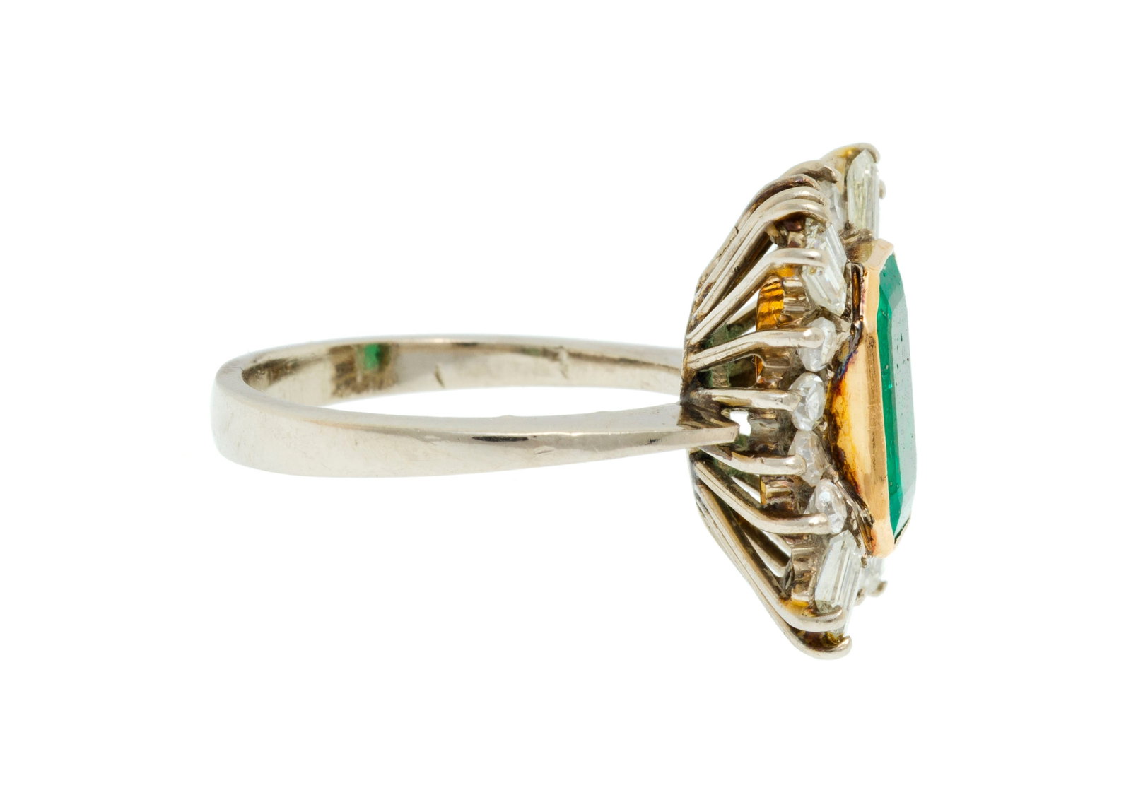 Bague or 585 sertie d'une émeraude octogonale entourée de diamants taille baguette et 8/8, - 2