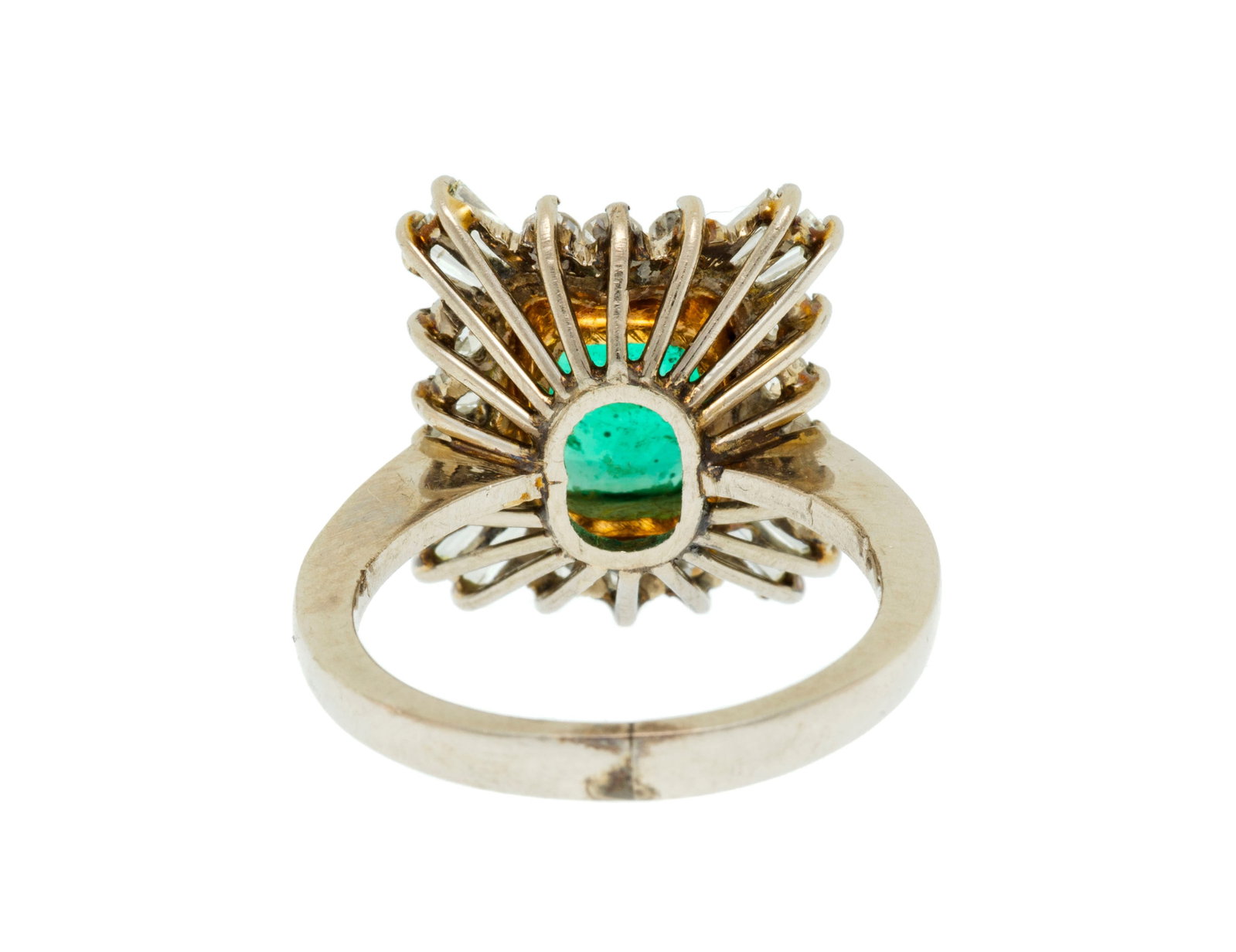 Bague or 585 sertie d'une émeraude octogonale entourée de diamants taille baguette et 8/8, - 3