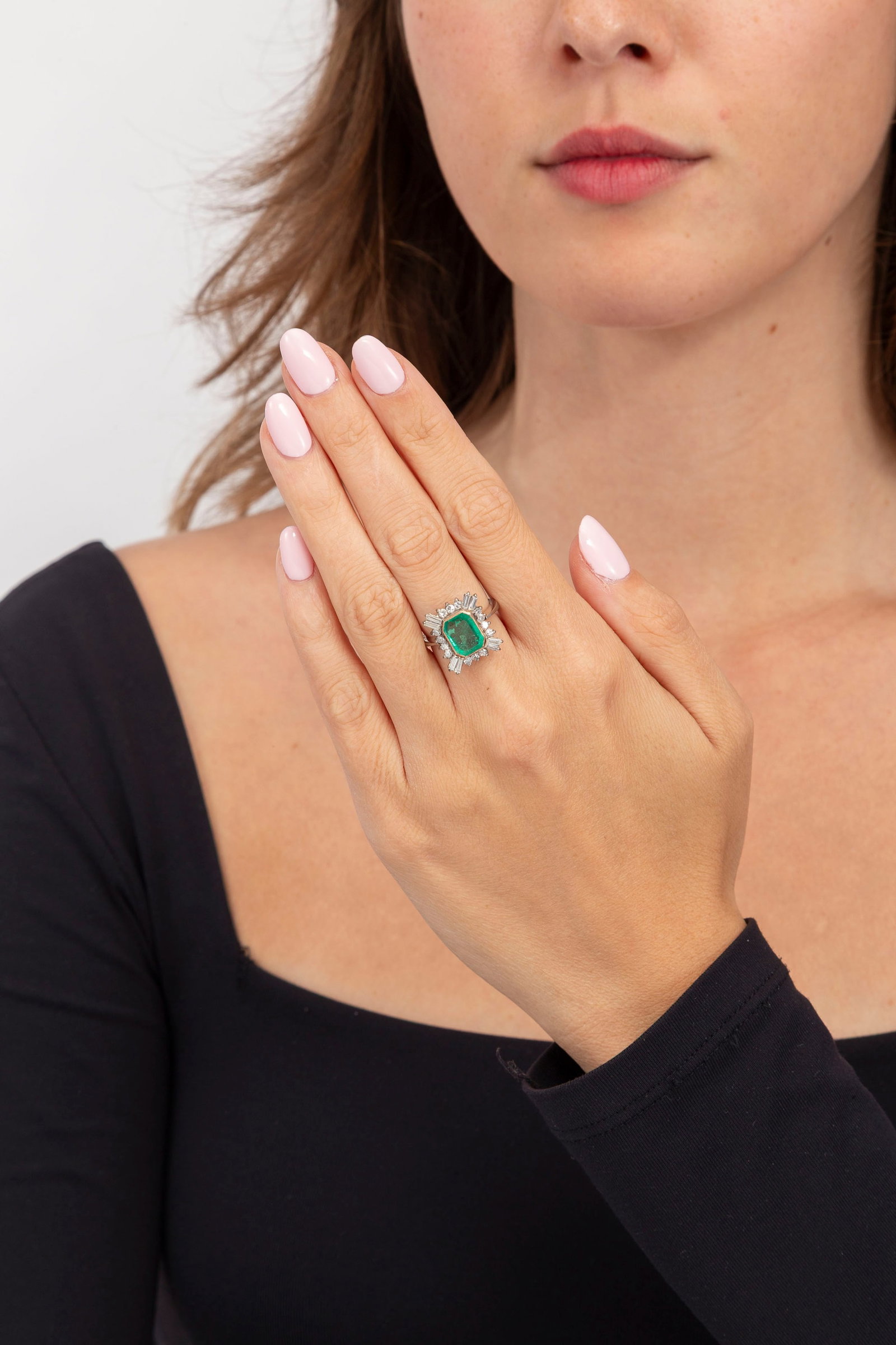 Bague or 585 sertie d'une émeraude octogonale entourée de diamants taille baguette et 8/8, - 4