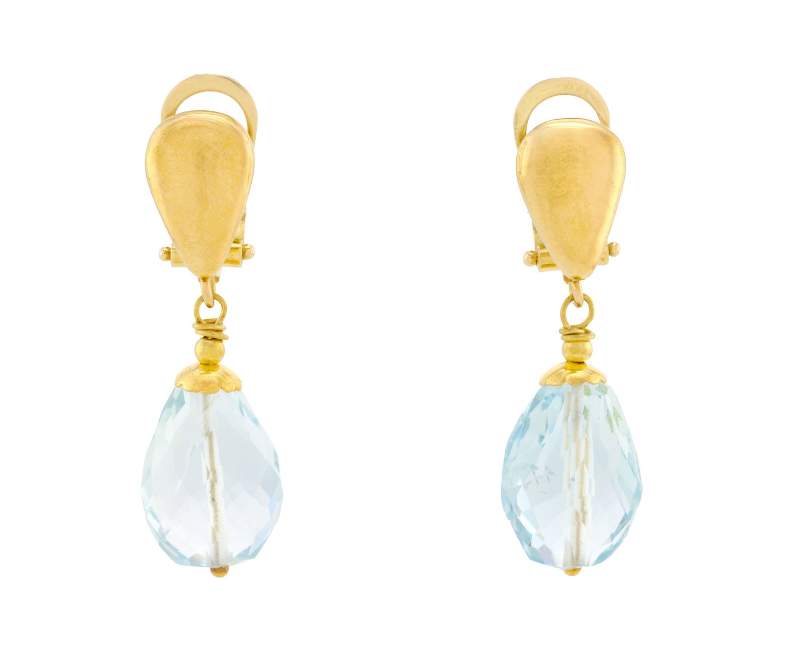 Paire de pendants d'oreilles or 750 retenant deux aigue-marines taille briolette, h. 3.3 cm, 6g: Paire de pendants d'oreilles or 750 retenant deux aigue-marines taille briolette, h. 3.3 cm, 6g Condition Bon état de conservation général. Présence de micro rayures d'usage normal