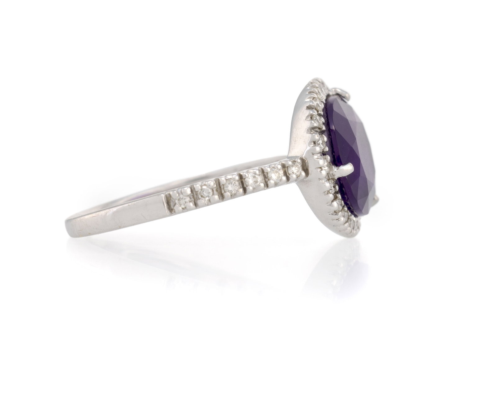 Bague en or gris 750, sertie d'une améthyste ovale entourée de diamants taille brillant, d - 2