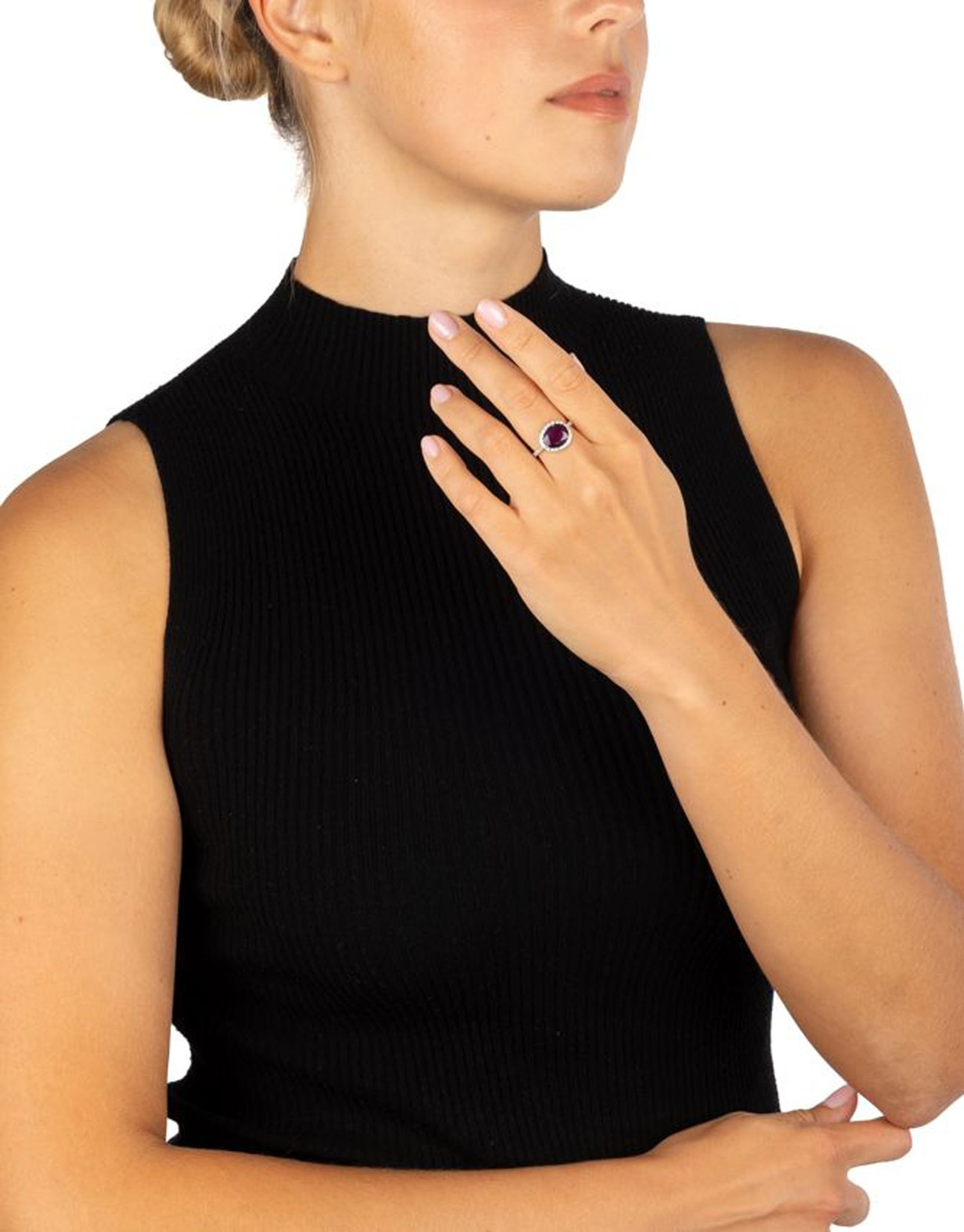 Bague en or gris 750, sertie d'une améthyste ovale entourée de diamants taille brillant, d - 4