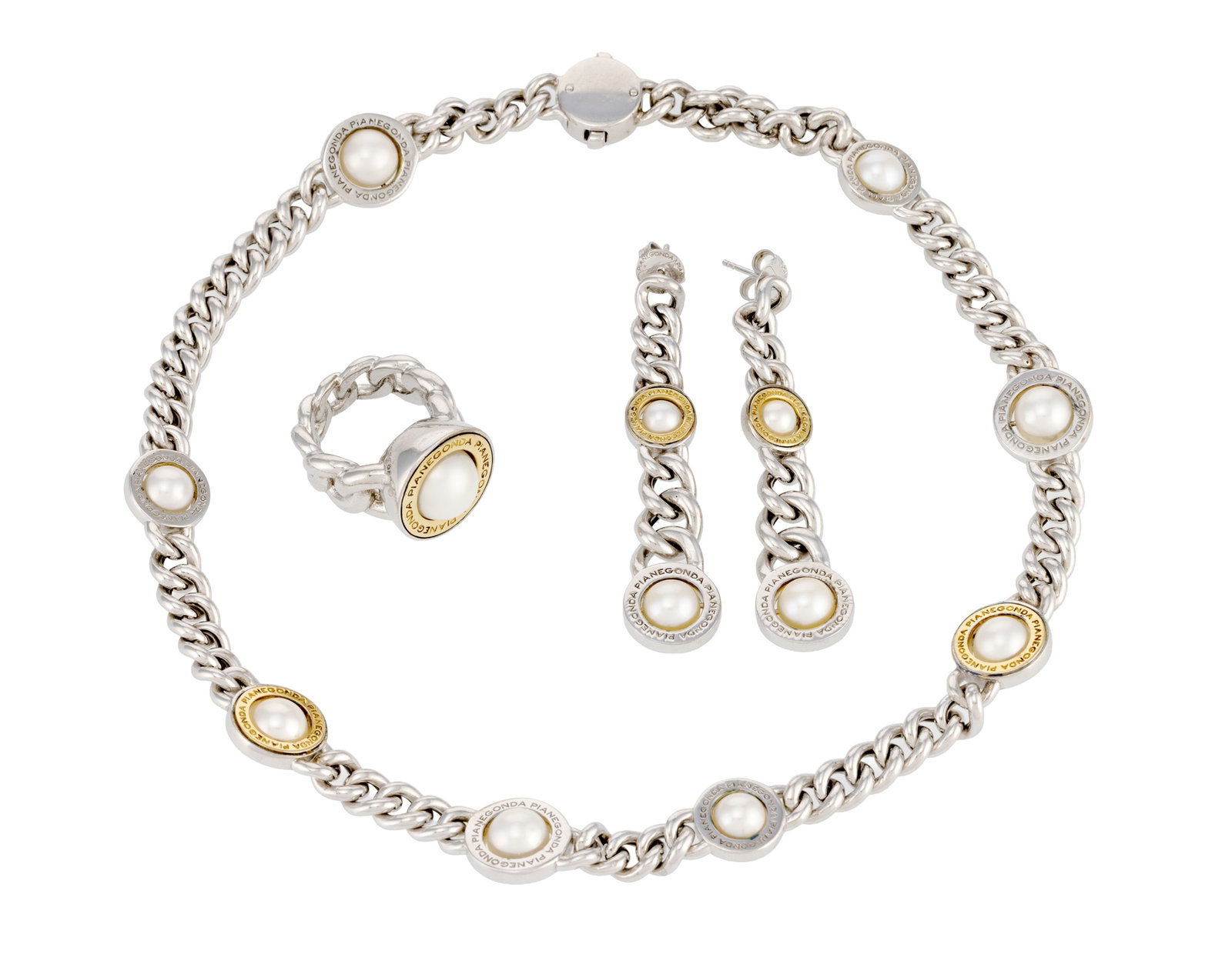 Pianegonda, lot composé d'une bague, d'une paire de pendants d'oreilles et d'un collier en arge: Pianegonda, lot composé d'une bague, d'une paire de pendants d'oreilles et d'un collier en argent à maille gourmette ornés de perles de culture, doigt 54-14, h. 6.4 cm, long. 42 cm,