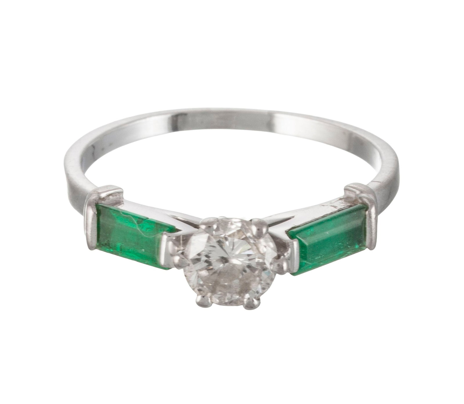 Bucherer, bague en or gris 750 sertie d'un diamant taille brillant épaulé d’éme - 2