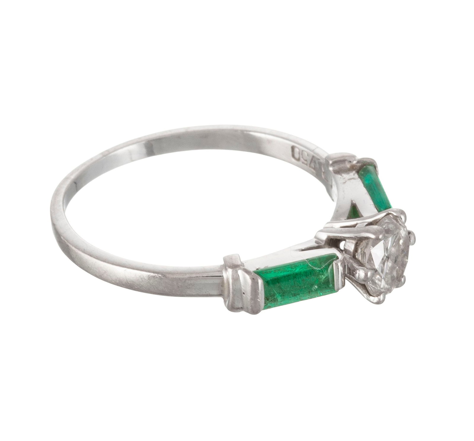 Bucherer, bague en or gris 750 sertie d'un diamant taille brillant épaulé d’éme - 3