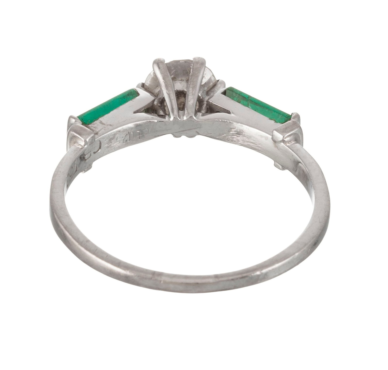 Bucherer, bague en or gris 750 sertie d'un diamant taille brillant épaulé d’éme - 4