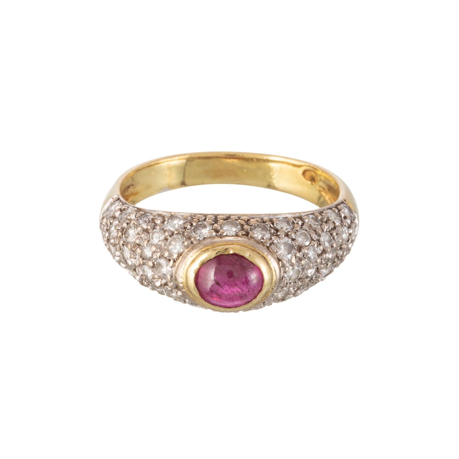 Bague 2 ors 750 sertie d'un cabochon de rubis entouré d'un pavage de diamants taille brillant,  - 2