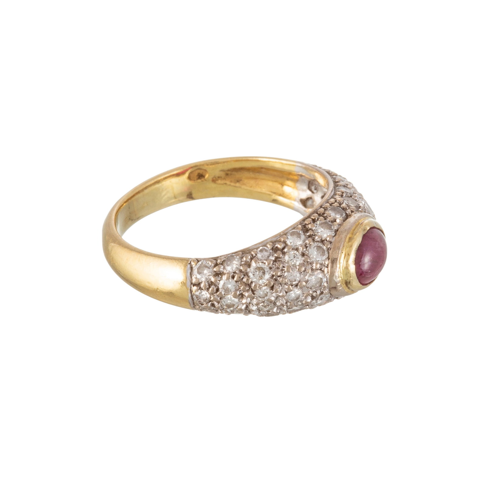 Bague 2 ors 750 sertie d'un cabochon de rubis entouré d'un pavage de diamants taille brillant,  - 3