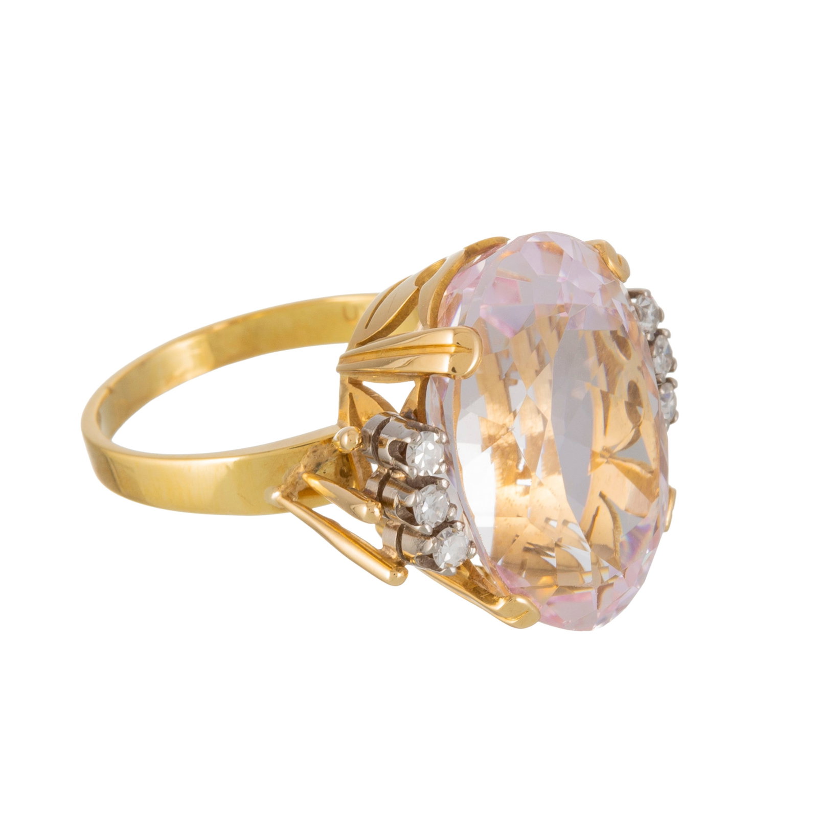 Bague 2 ors 750 sertie d'une morganite ovale épaulée de diamants taille 8/8, doigt 52-12,  - 2