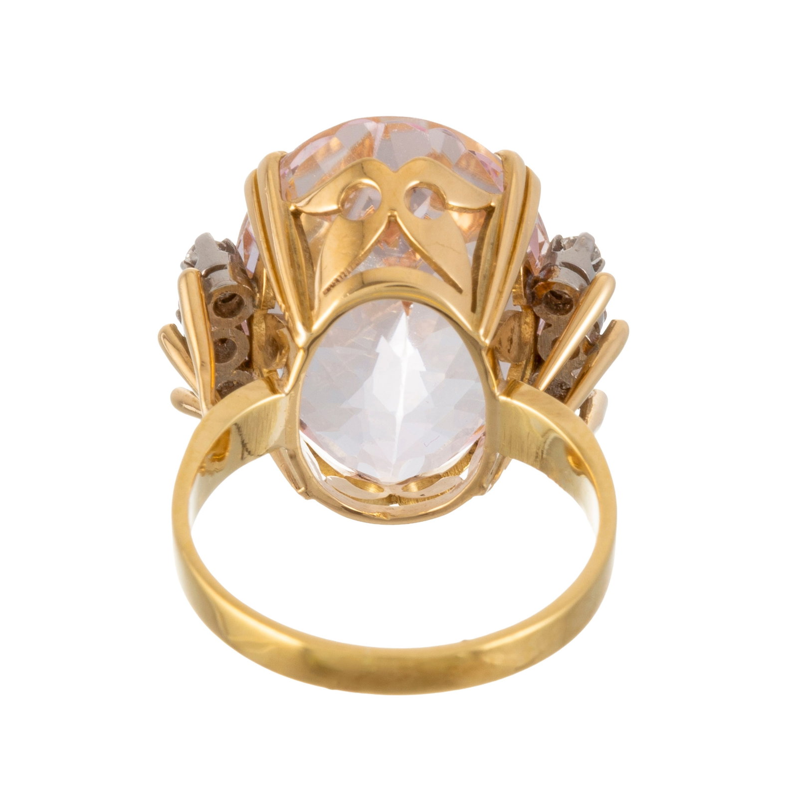 Bague 2 ors 750 sertie d'une morganite ovale épaulée de diamants taille 8/8, doigt 52-12,  - 3