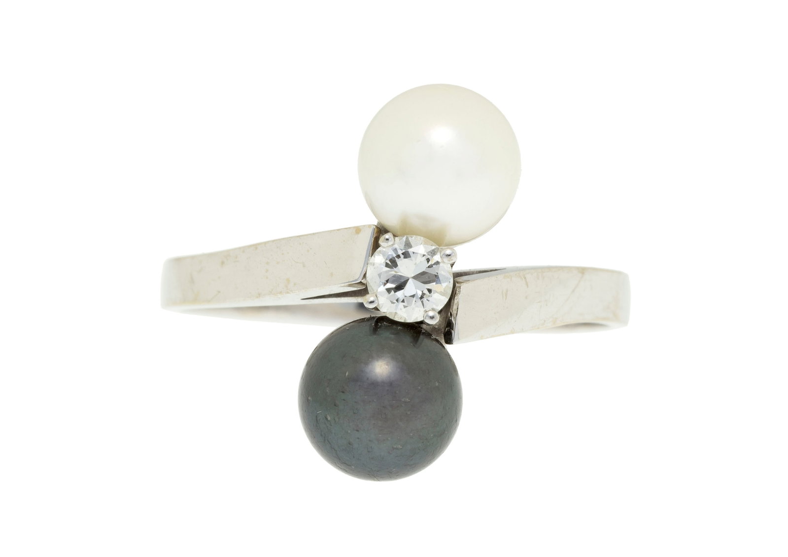 Bague or gris 750 sertie de 2 perles de culture, l'une blanche et l'autre grise alternées d'un : Bague or gris 750 sertie de 2 perles de culture, l'une blanche et l'autre grise alternées d'un diamant taille brillant, doigt 60-20, 4g Condition Bon état de conservation général.
