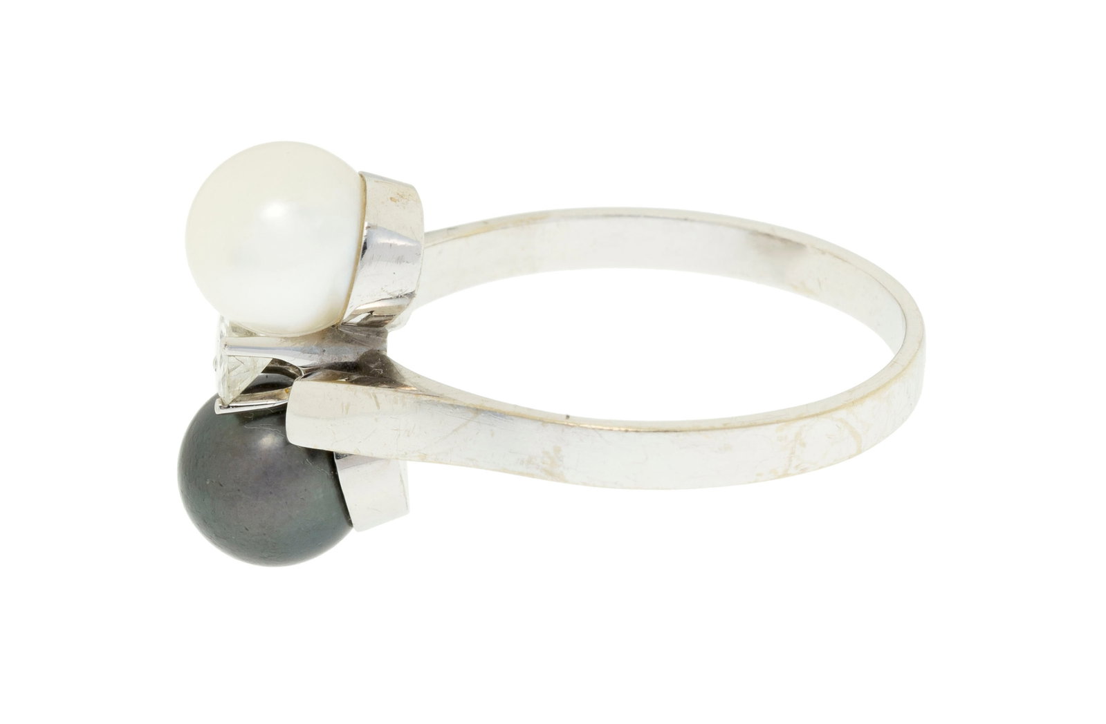 Bague or gris 750 sertie de 2 perles de culture, l'une blanche et l'autre grise alternées d'un  - 2