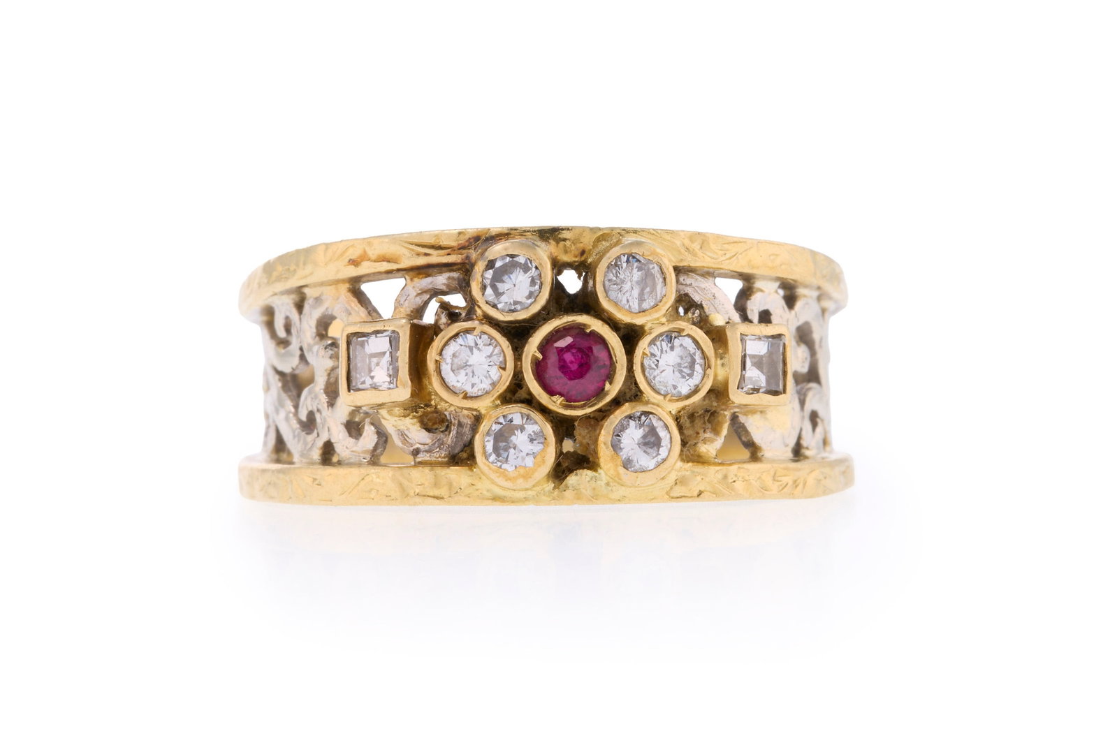 Bague 2 ors 750 ajourée sertie d'un rubis entouré de diamants taille brillant et carré: Bague 2 ors 750 ajourée sertie d'un rubis entouré de diamants taille brillant et carré, doigt 59-19, 5g Condition Bon état de conservation général. Présence de