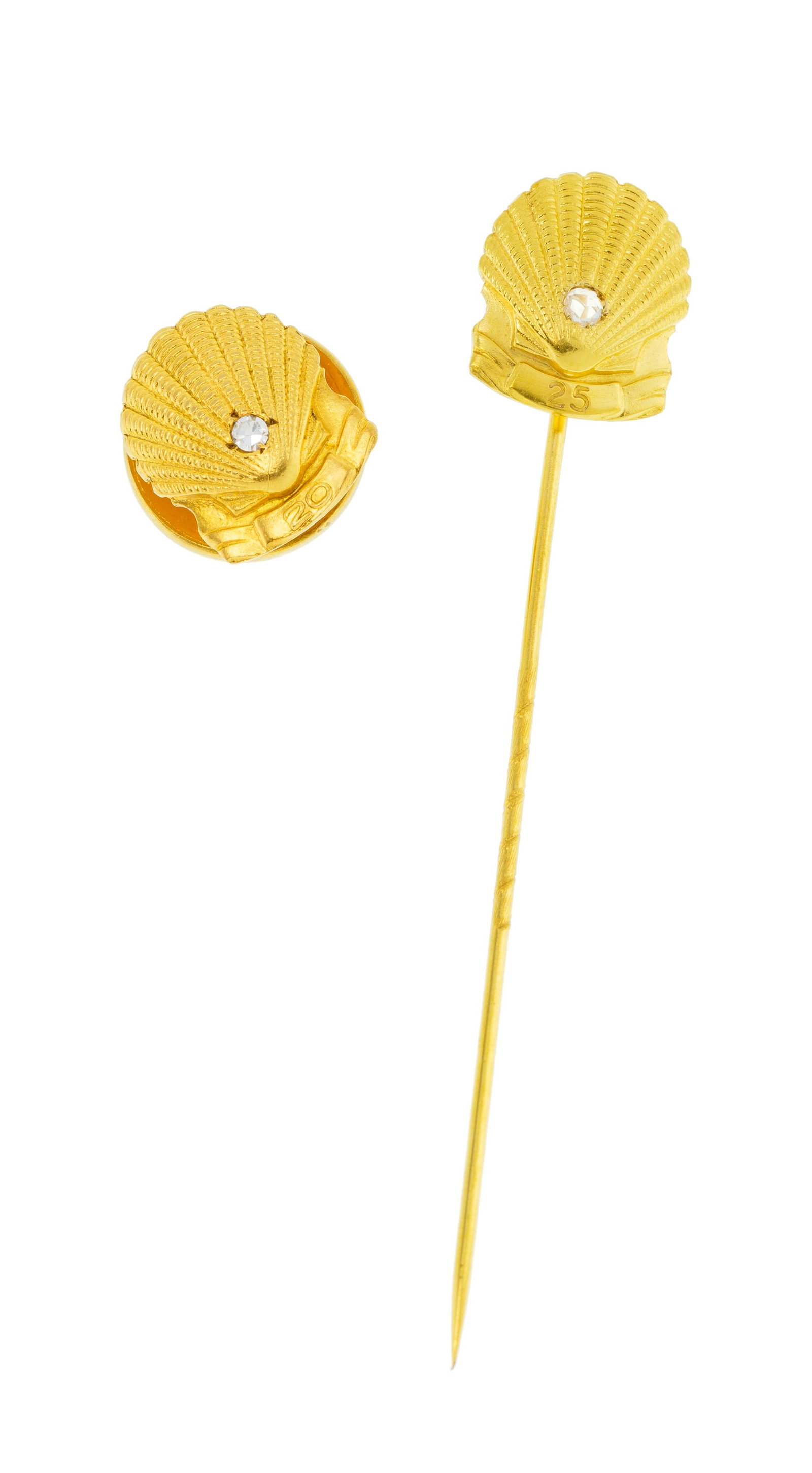 Ensemble composé d'une épingle et d'un bouton commémoratifs en or 585 ornés de c: Ensemble composé d'une épingle et d'un bouton commémoratifs en or 585 ornés de coquilles Saint-Jacques serties de diamants taille rose et 8/8, h. 1.4 et 6.7 cm, 7g Condition Bon
