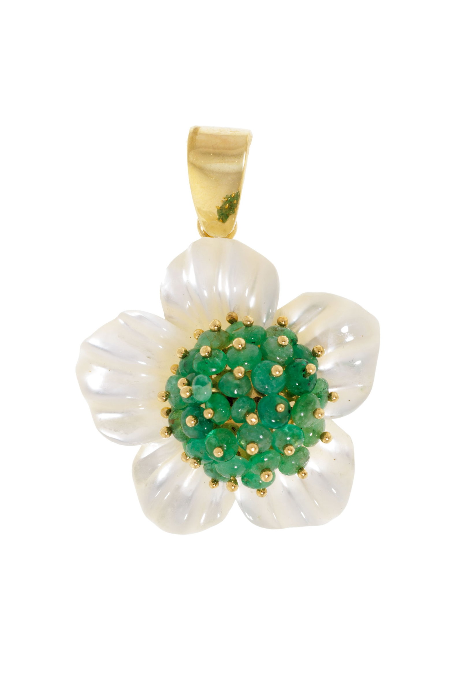 Pendentif fleur or 750, les pétales en nacre gravés et les pistils sertis de petites bille: Pendentif fleur or 750, les pétales en nacre gravés et les pistils sertis de petites billes d'émeraudes, h. 3.7 cm Condition Bon état de conservation général. La nacre