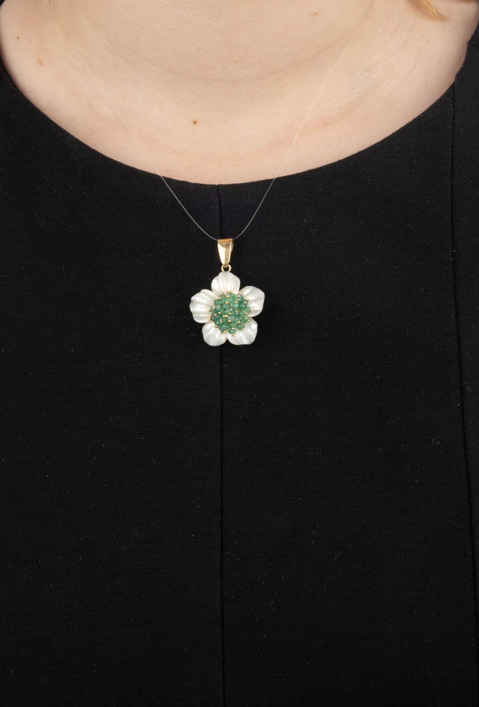Pendentif fleur or 750, les pétales en nacre gravés et les pistils sertis de petites bille - 4