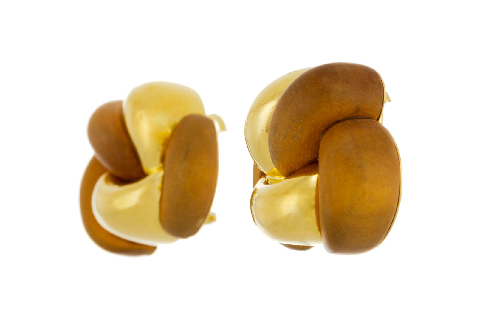 Verdura, paire de clips d'oreilles nœuds en or 750 et bois, signés, h. 2.5 cm, 33g - 2