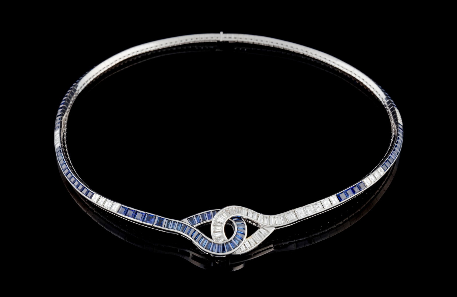 Gübelin, collier or gris 750 serti en ligne de saphirs et de diamants taille carré reli - 2