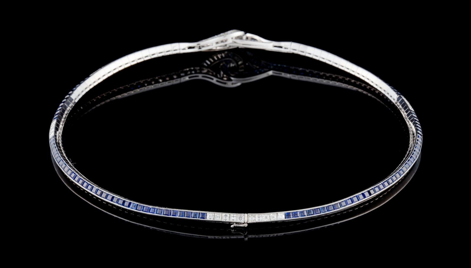 Gübelin, collier or gris 750 serti en ligne de saphirs et de diamants taille carré reli - 3