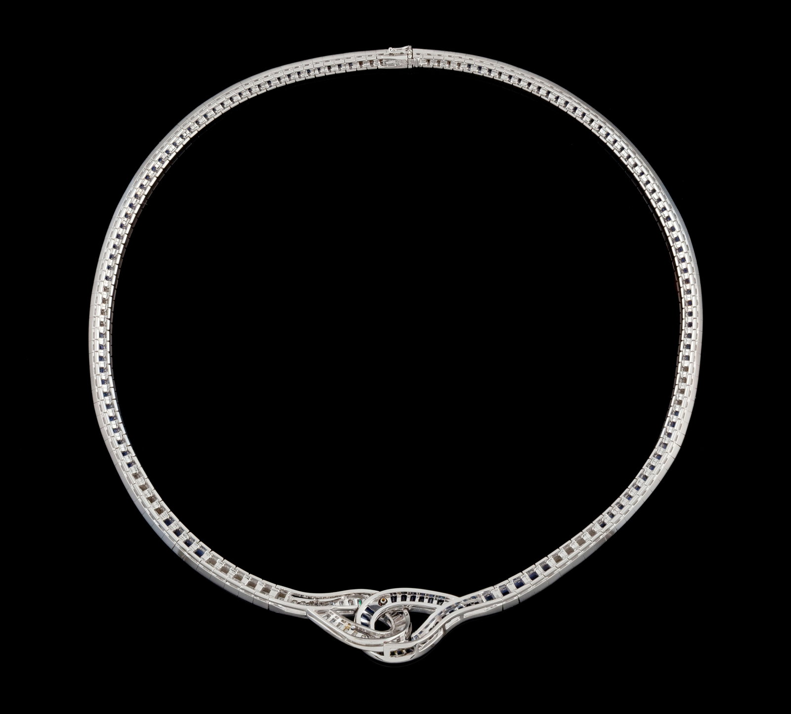 Gübelin, collier or gris 750 serti en ligne de saphirs et de diamants taille carré reli - 4