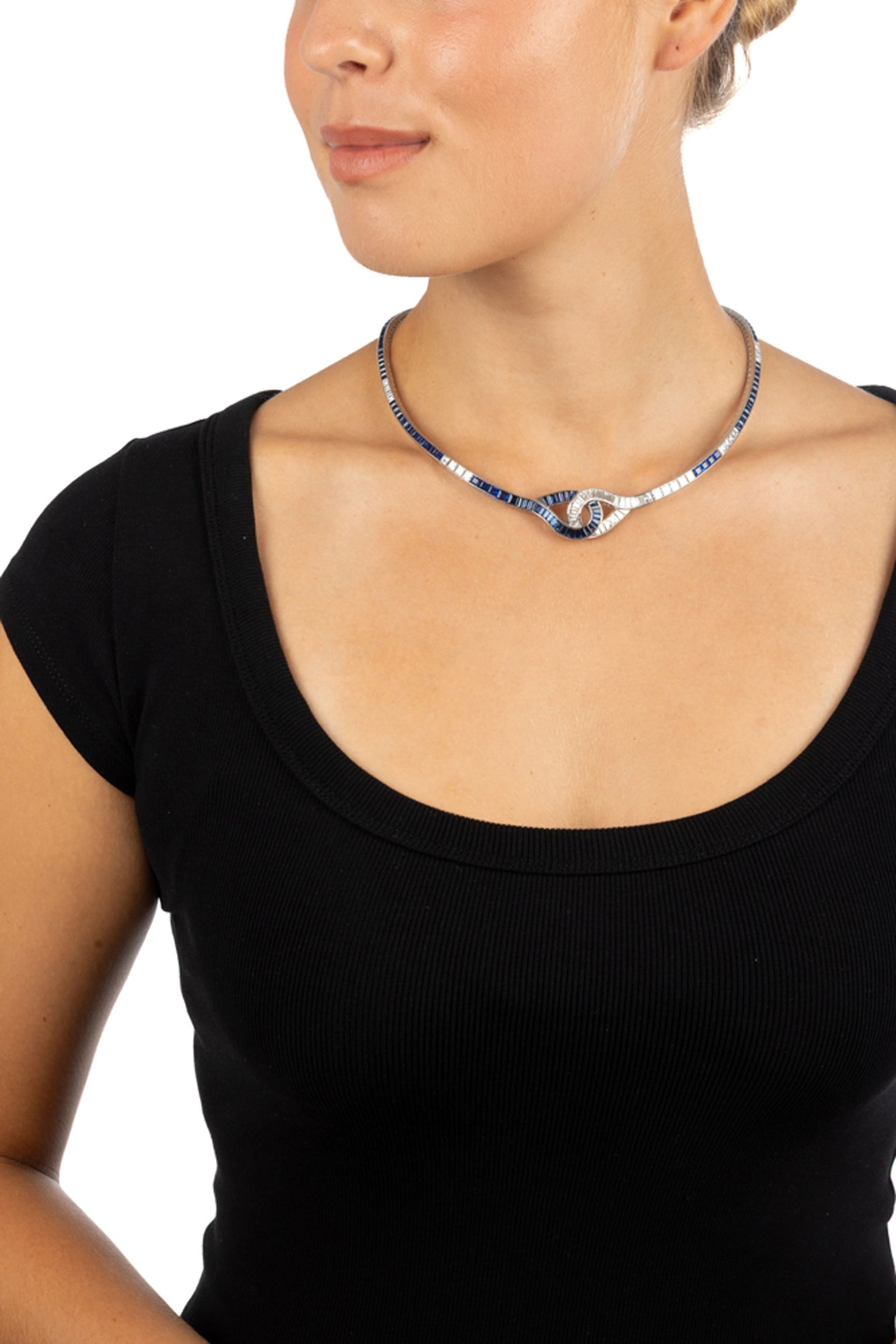 Gübelin, collier or gris 750 serti en ligne de saphirs et de diamants taille carré reli - 5