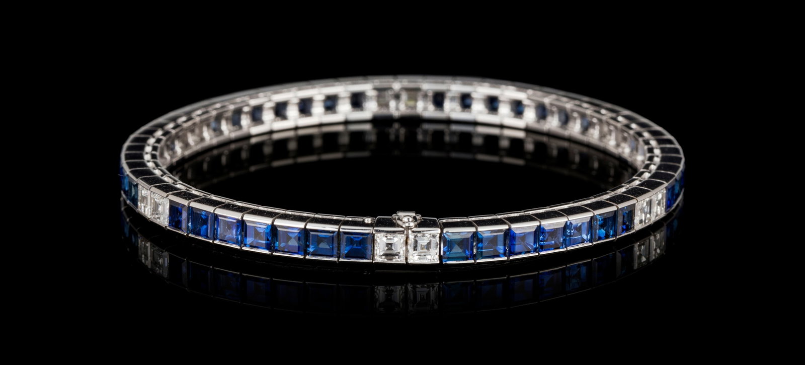 Gübelin, bracelet ligne or gris 750 serti de saphirs taille carré alternés de diamant - 2