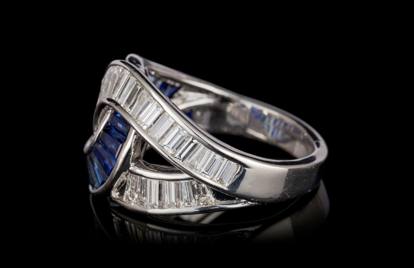 Gübelin, bague or gris 750 à motif boucles entrelacées serties en ligne de saphirs et - 2