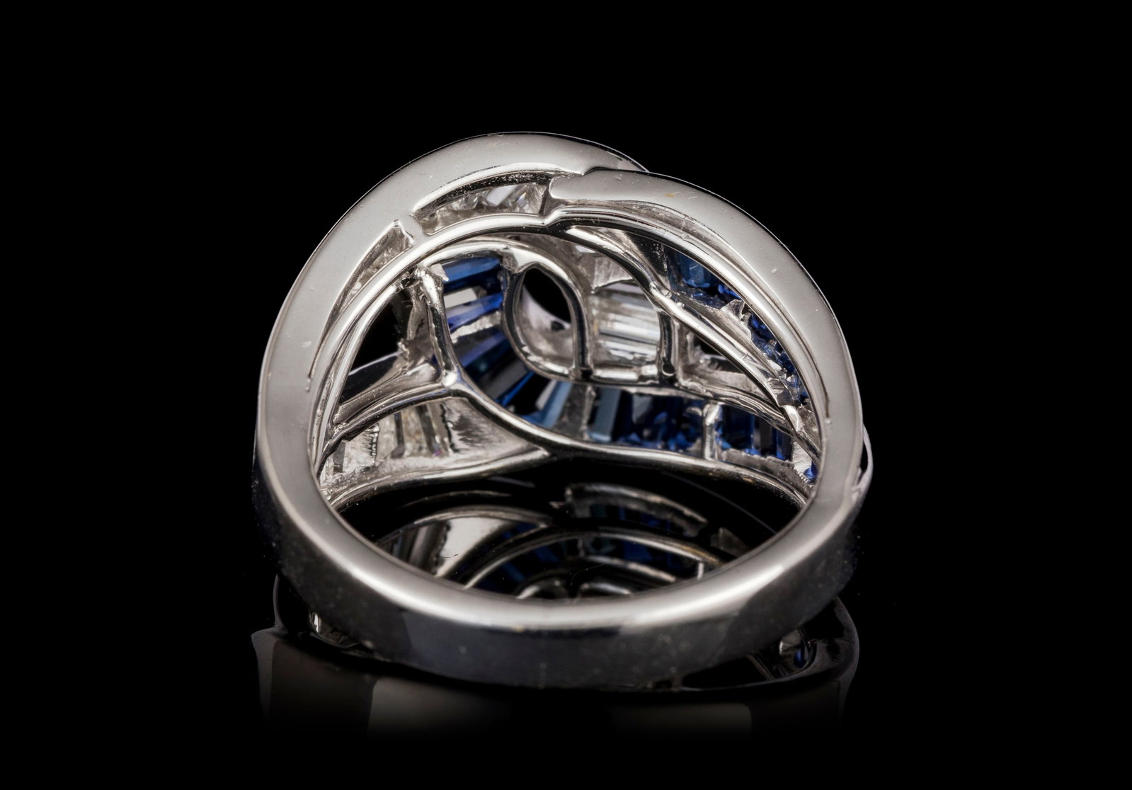 Gübelin, bague or gris 750 à motif boucles entrelacées serties en ligne de saphirs et - 3
